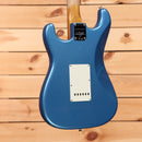 Fender Custom Shop Limited 1963 Stratocaster Journeyman Relic electric guitar Lake Placid Blue with single-coil pickups