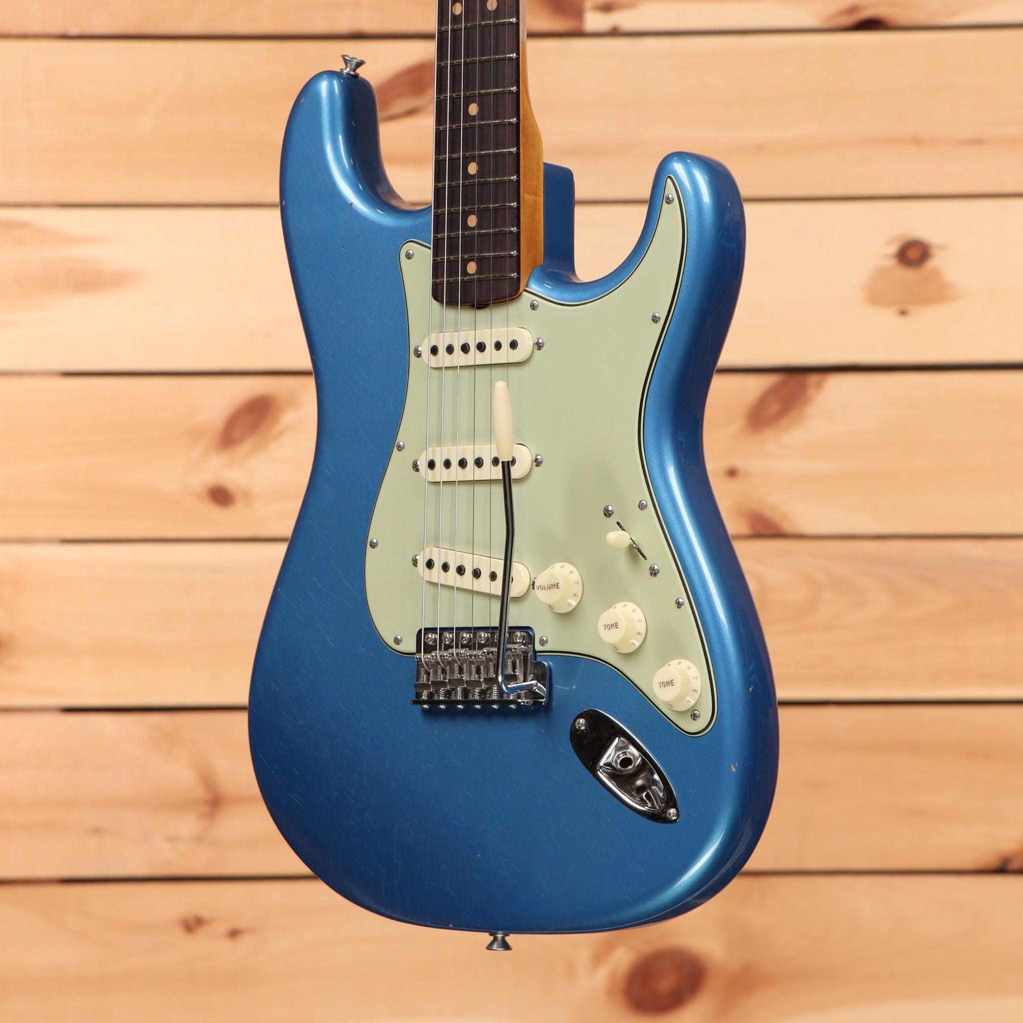 Fender Custom Shop 1963 Stratocaster Journeyman Relic electric guitar Lake Placid Blue with single-coil pickups