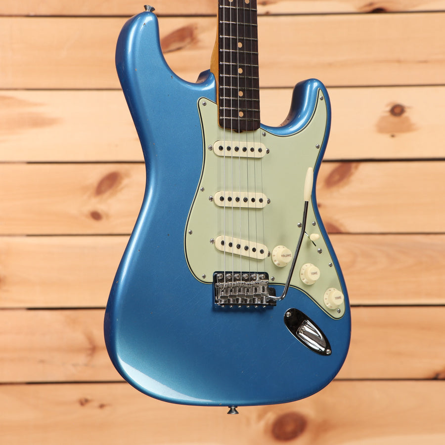 Fender Custom Shop Limited 1963 Stratocaster Journeyman Relic electric guitar Lake Placid Blue with single-coil pickups