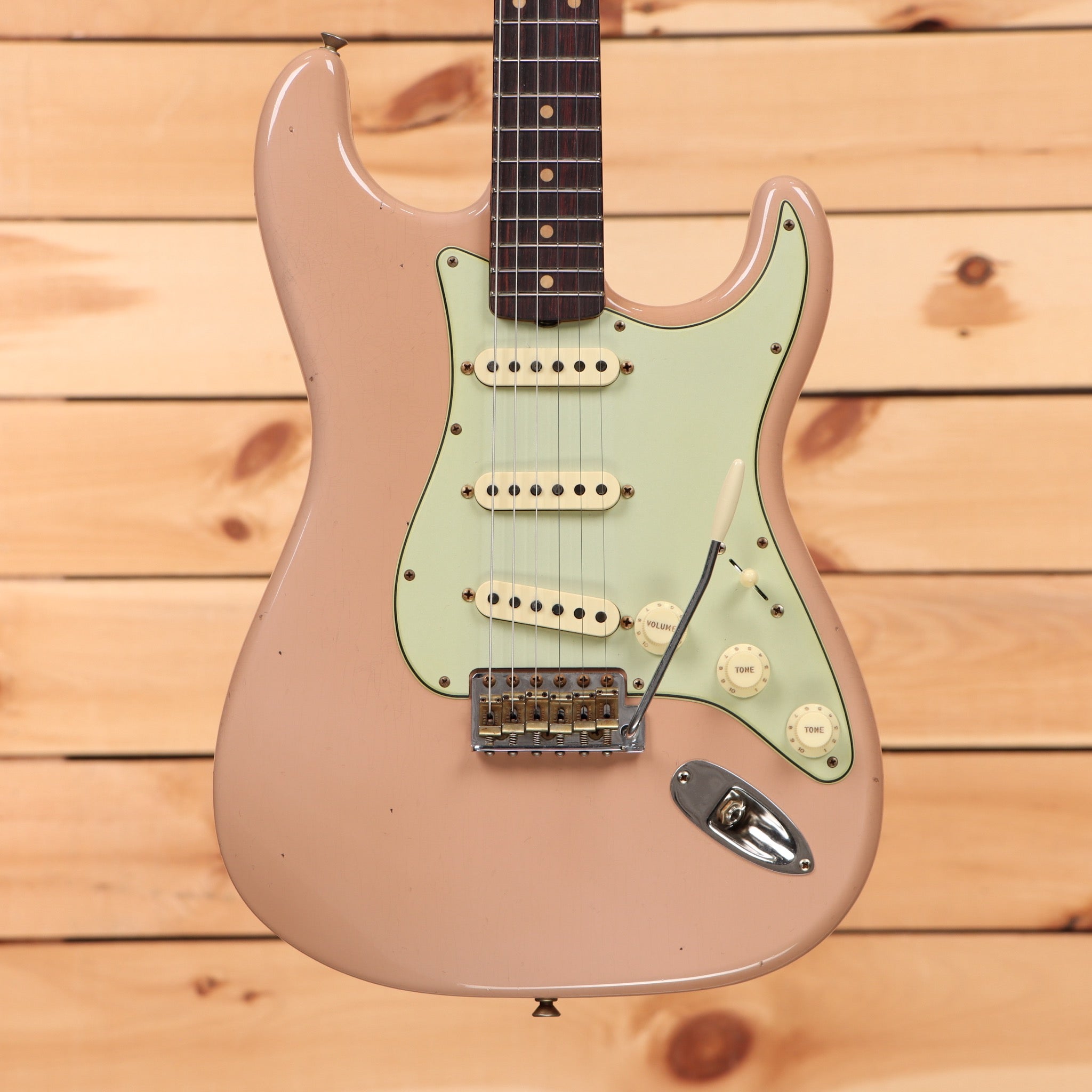 Fender Custom Shop 1959 Stratocaster Journeyman Relic electric guitar Dirty Shell Pink with single-coil pickups