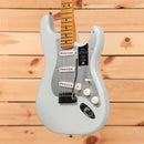 Fender American Ultra II Stratocaster electric guitar Avalanche white with maple neck and single-coil pickups