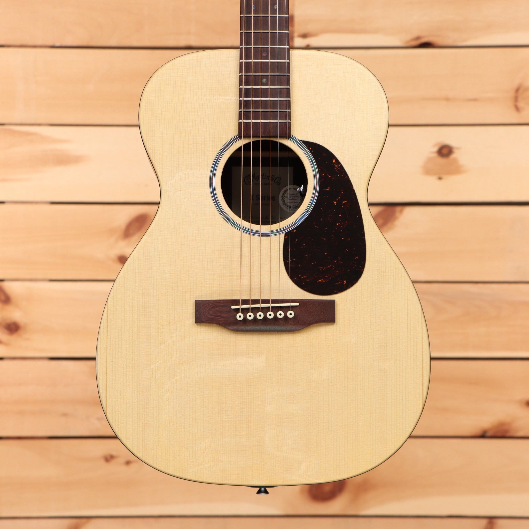 Martin 00X2E concert acoustic guitar natural finish with rosewood pickguard