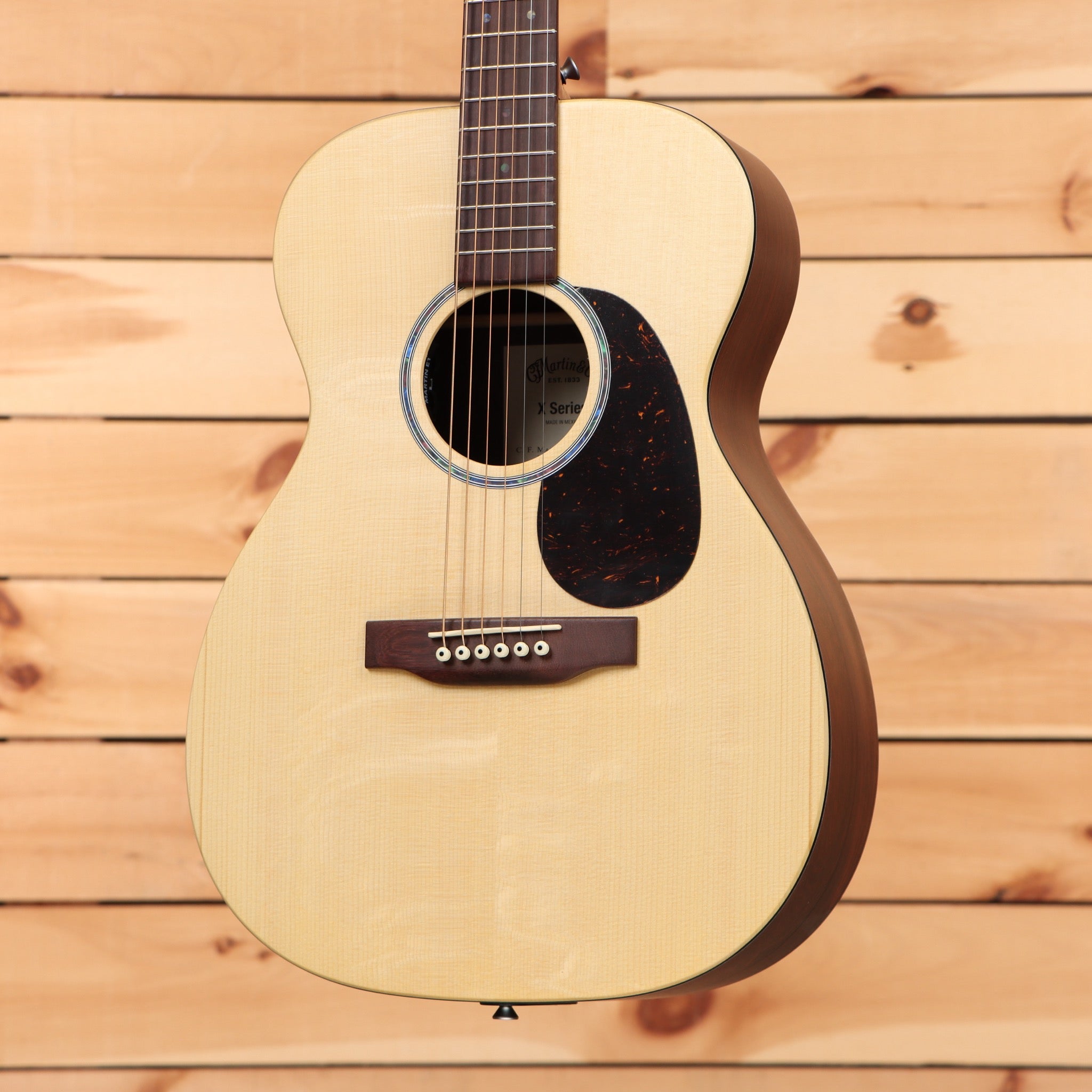 Martin 00X2E concert acoustic guitar natural finish with tortoiseshell pickguard