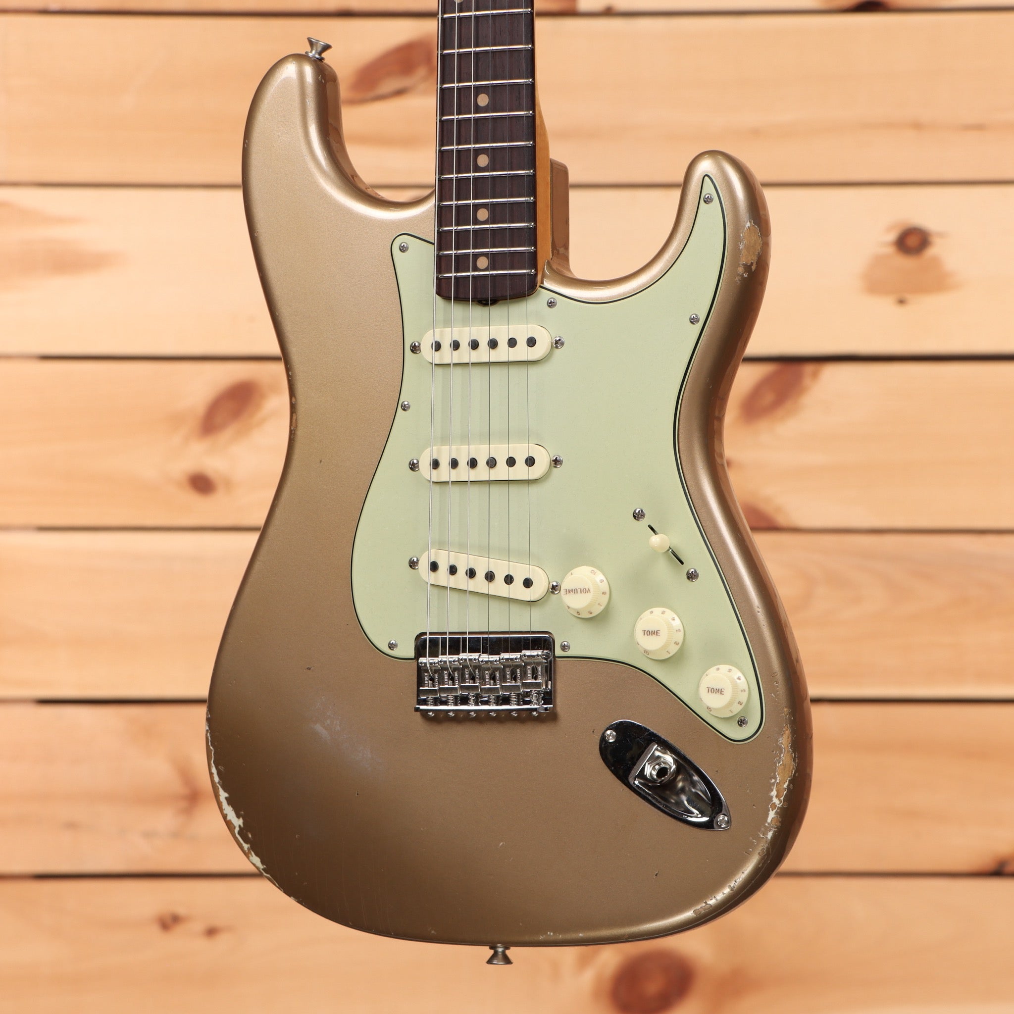 Fender Custom Shop Limited 1959 Stratocaster Hardtail Relic electric guitar Shoreline Gold with mint green pickguard and single-coil pickups