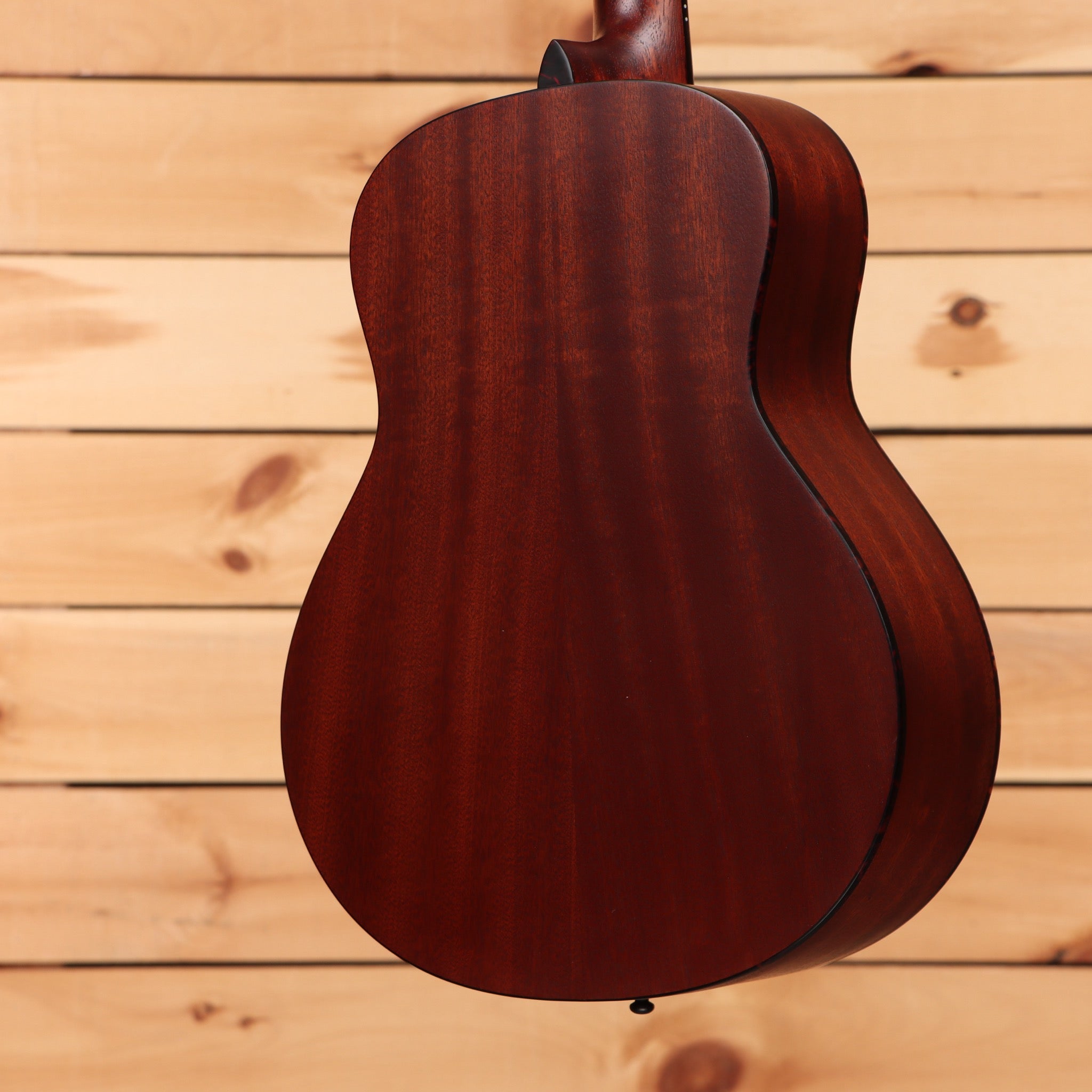 Eastman ACTG1 classical acoustic guitar natural finish with curved body design
