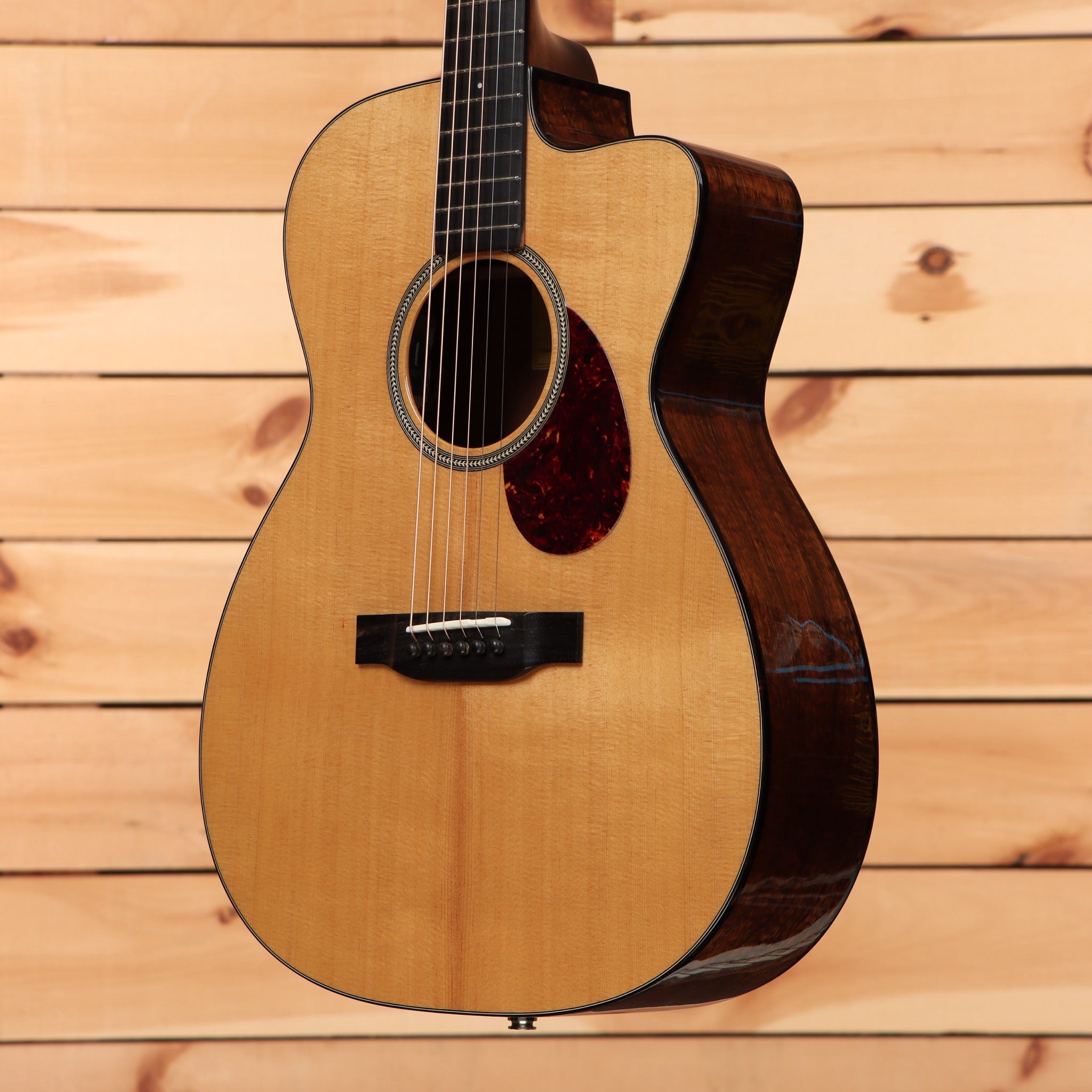 Eastman E10OMCE Special acoustic guitar natural finish with cutaway and tortoiseshell pickguard
