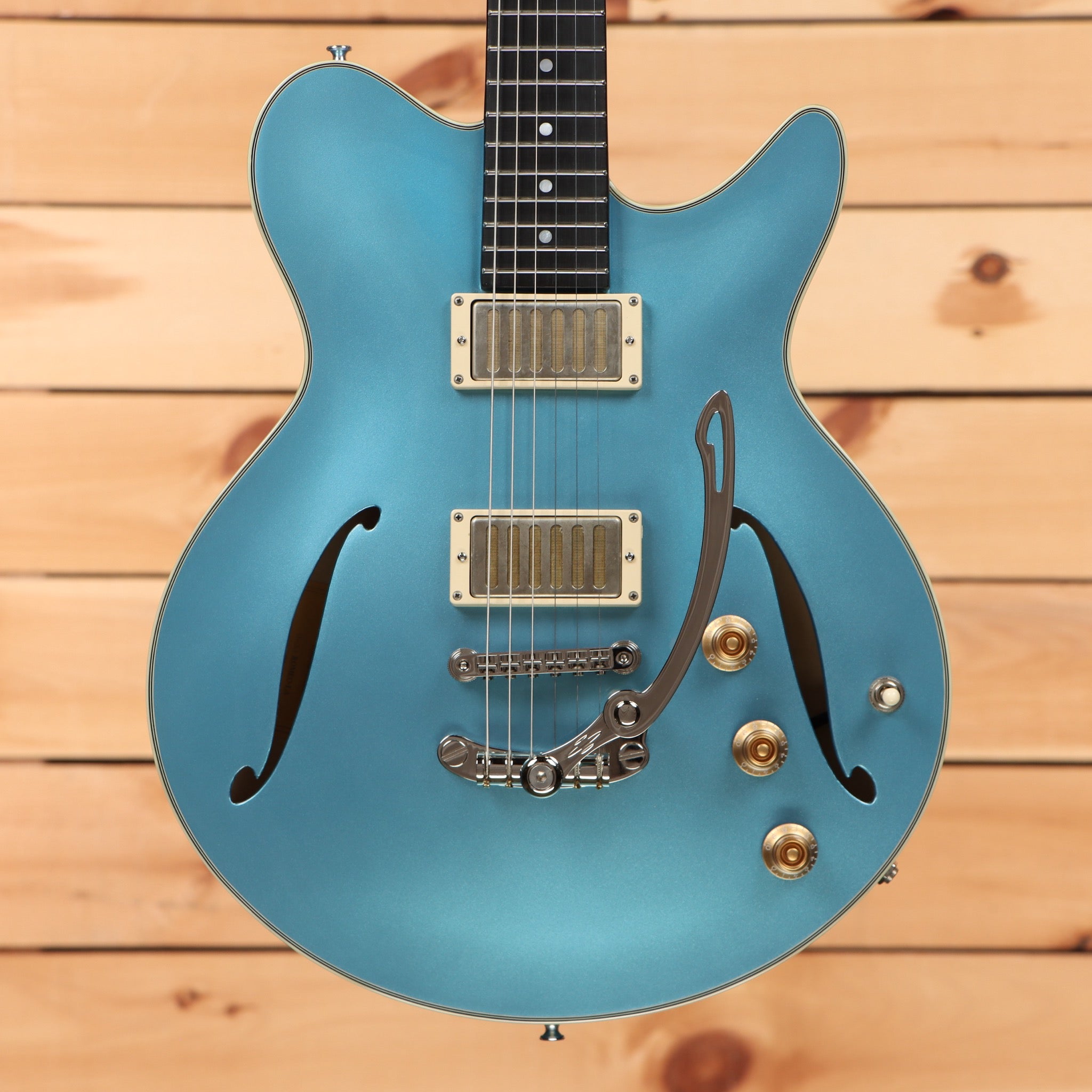Eastman Romeo LA semi-hollow electric guitar Celestine Blue with dual humbucker pickups and gold hardware