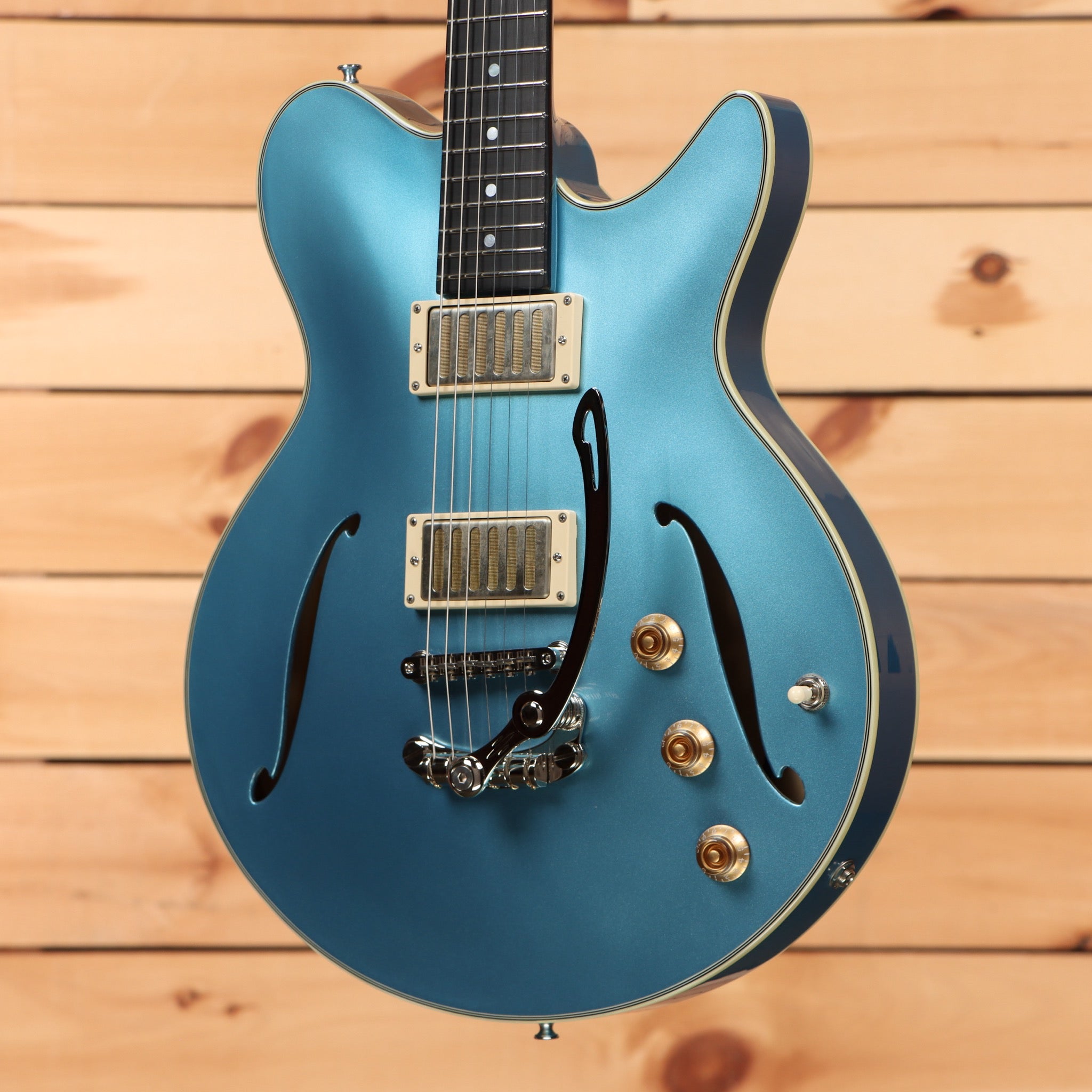 Eastman Romeo LA semi-hollow electric guitar Celestine Blue with dual humbucker pickups and f-holes