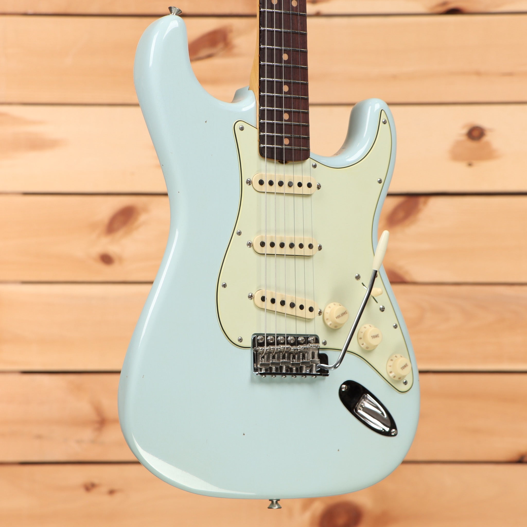 Fender Custom Shop Limited 1964 Stratocaster Journeyman Relic electric guitar Sonic Blue with single-coil pickups