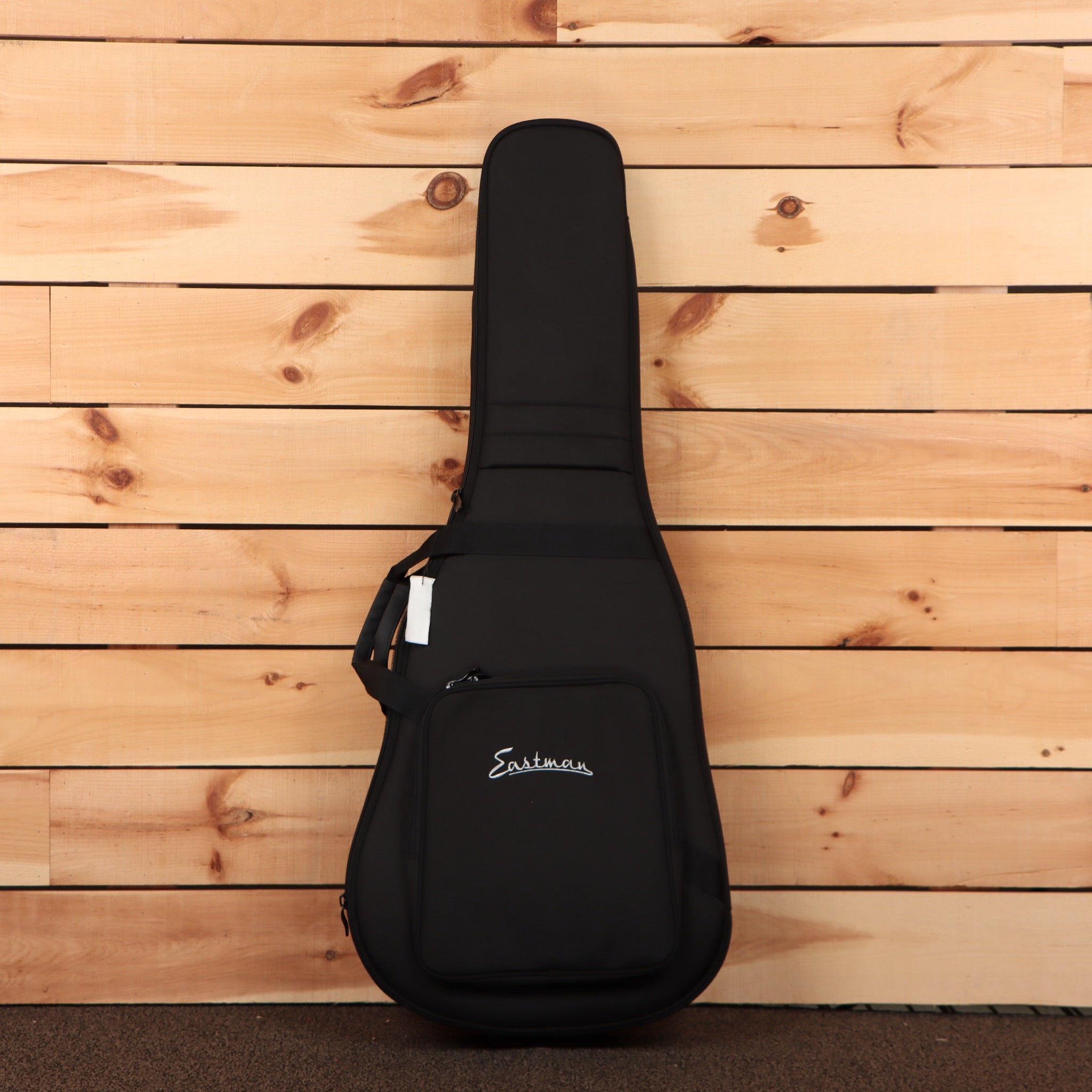 Eastman E1OMC Special acoustic guitar natural finish with gig bag