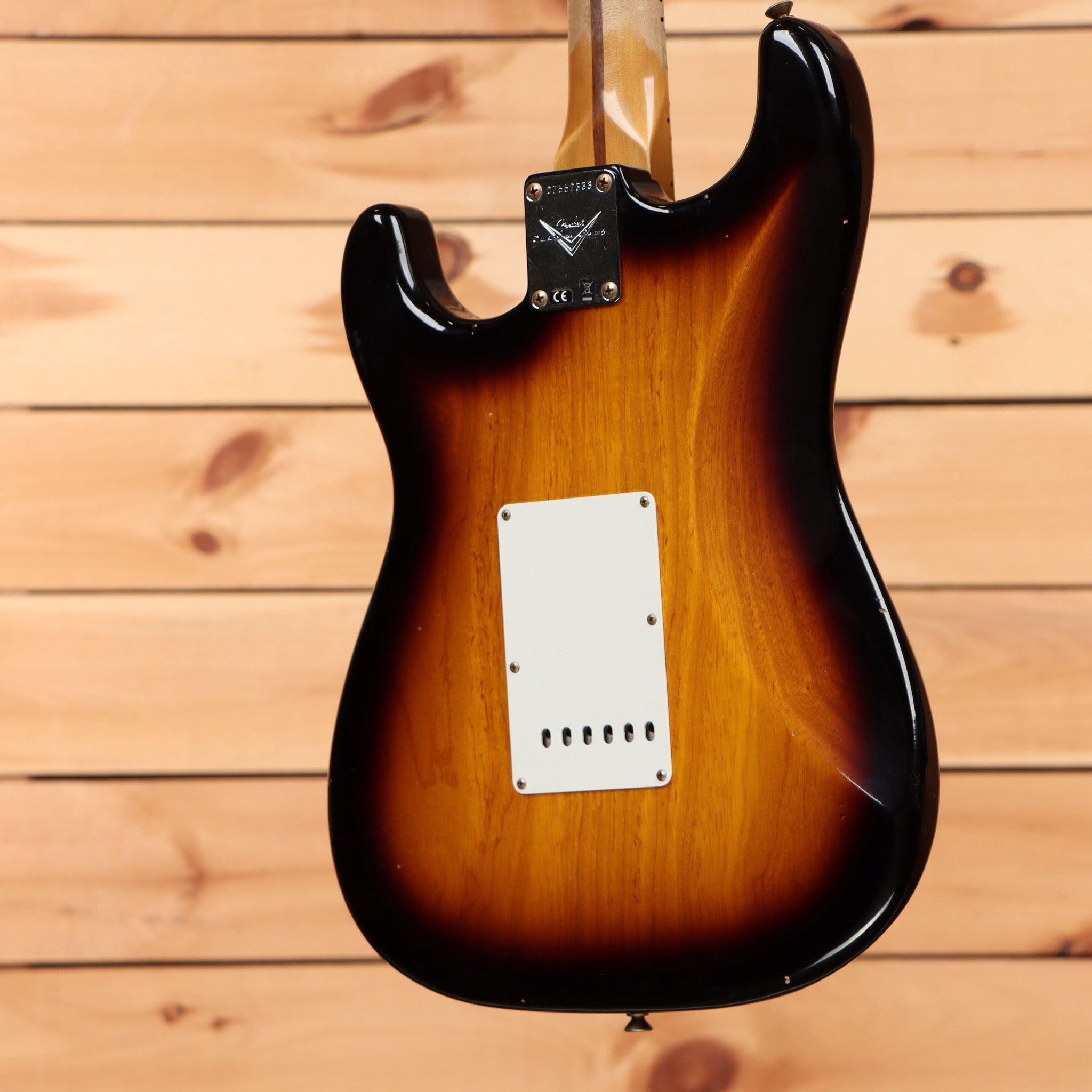 Fender Custom Shop Eric Clapton Stratocaster Journeyman Relic 2-Color Sunburst electric guitar with white pickguard