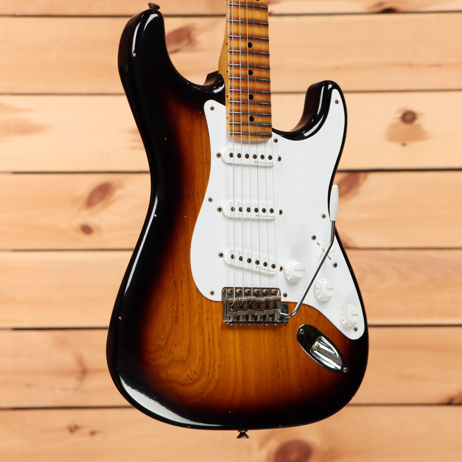 Fender Custom Shop Eric Clapton Stratocaster Journeyman Relic 2-Color Sunburst electric guitar with white pickguard