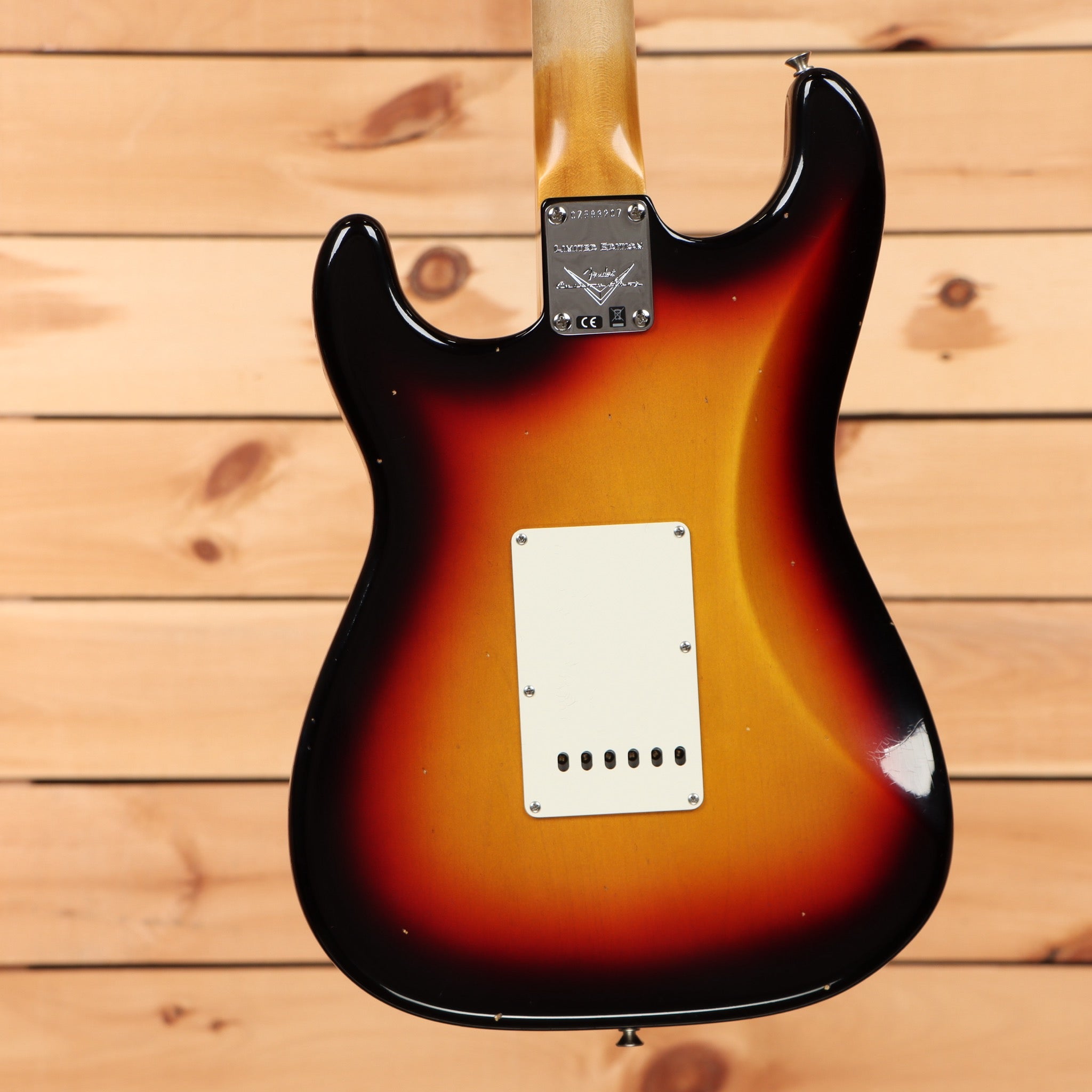 Fender Custom Shop Limited 1967 HSS Stratocaster Journeyman Relic electric guitar 3-Color Sunburst with white pickguard