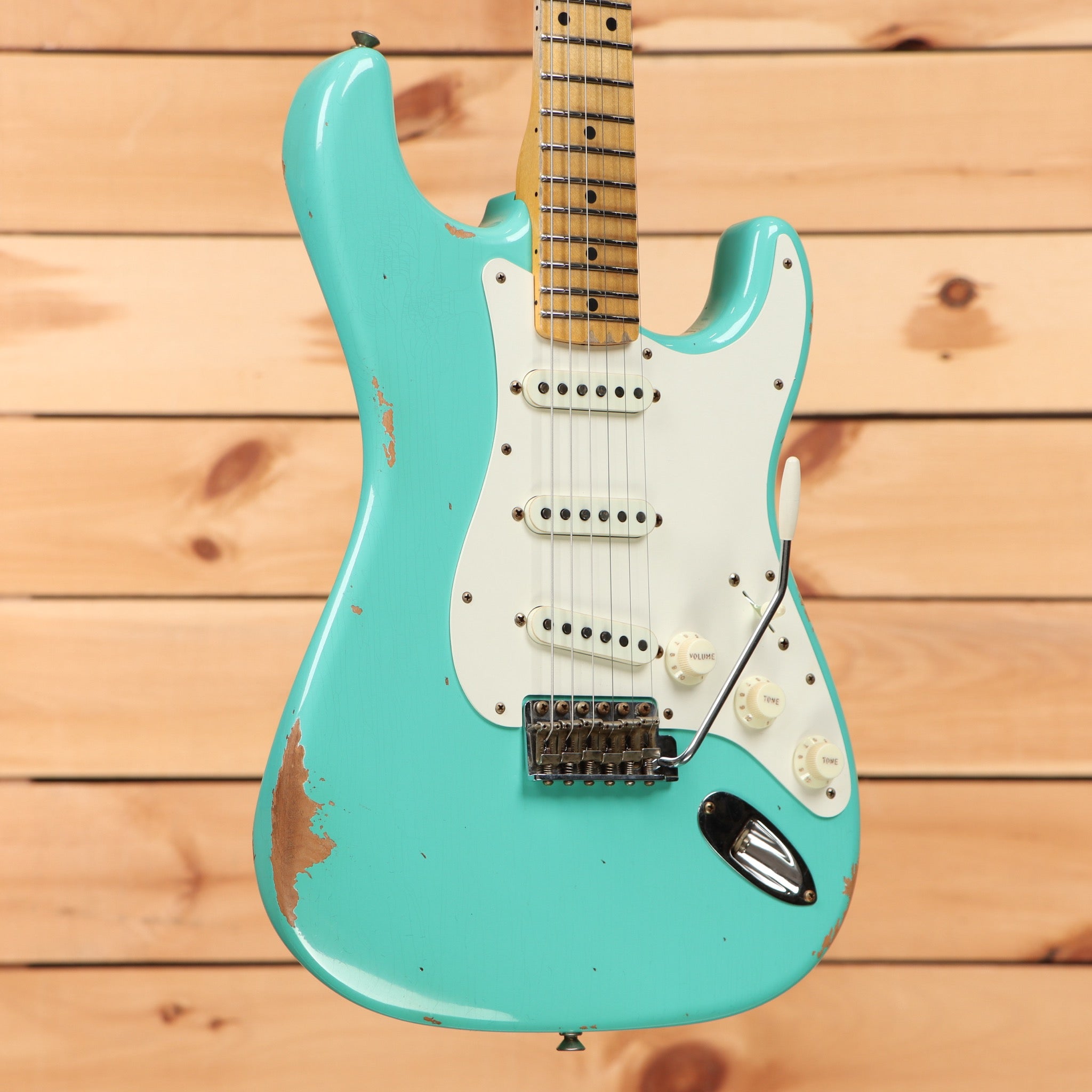 Fender Custom Shop Limited Fat 50s Stratocaster Relic electric guitar Sea Foam Green with single-coil pickups and maple neck