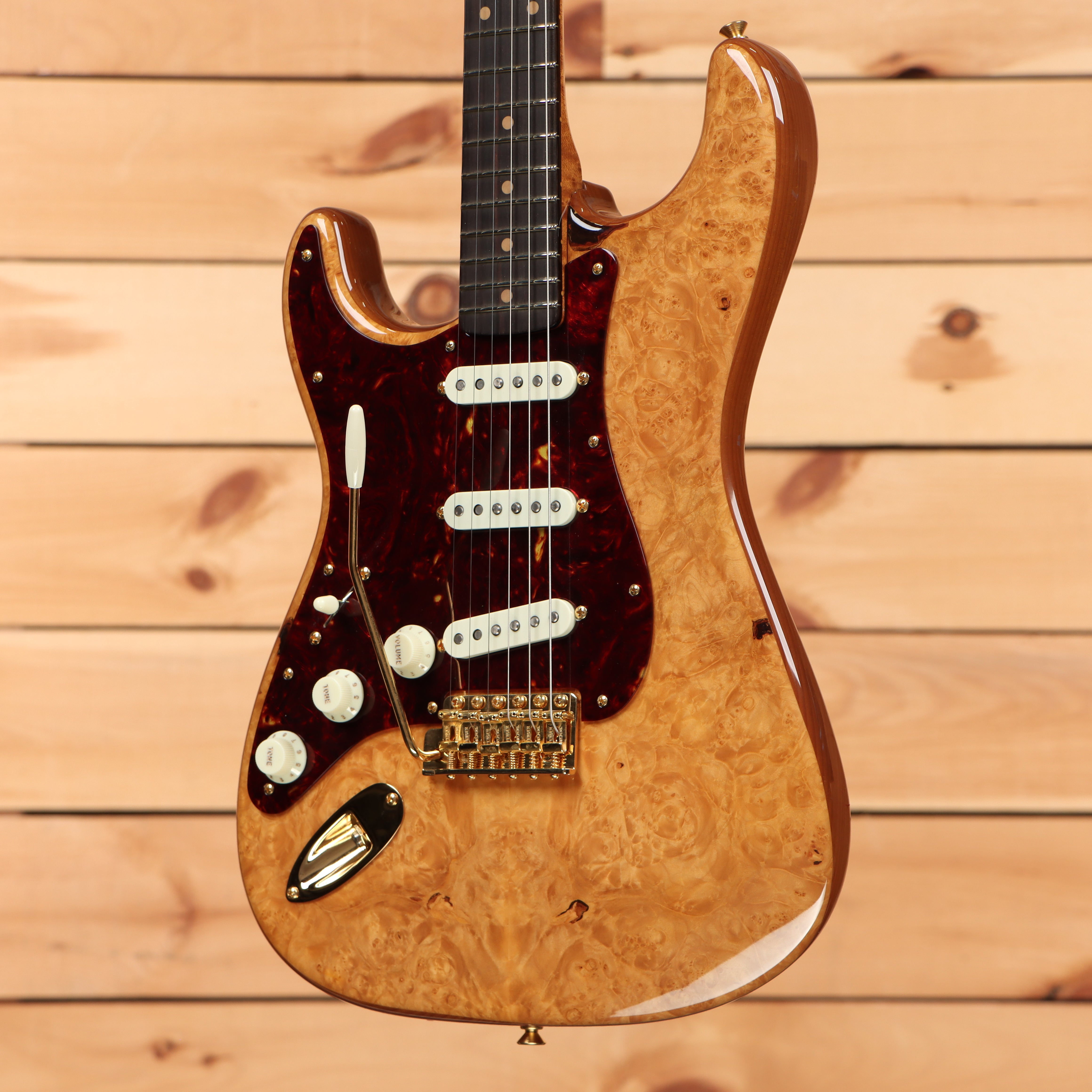 Fender Custom Shop Artisan Stratocaster electric guitar Aged Natural maple burl with tortoiseshell pickguard