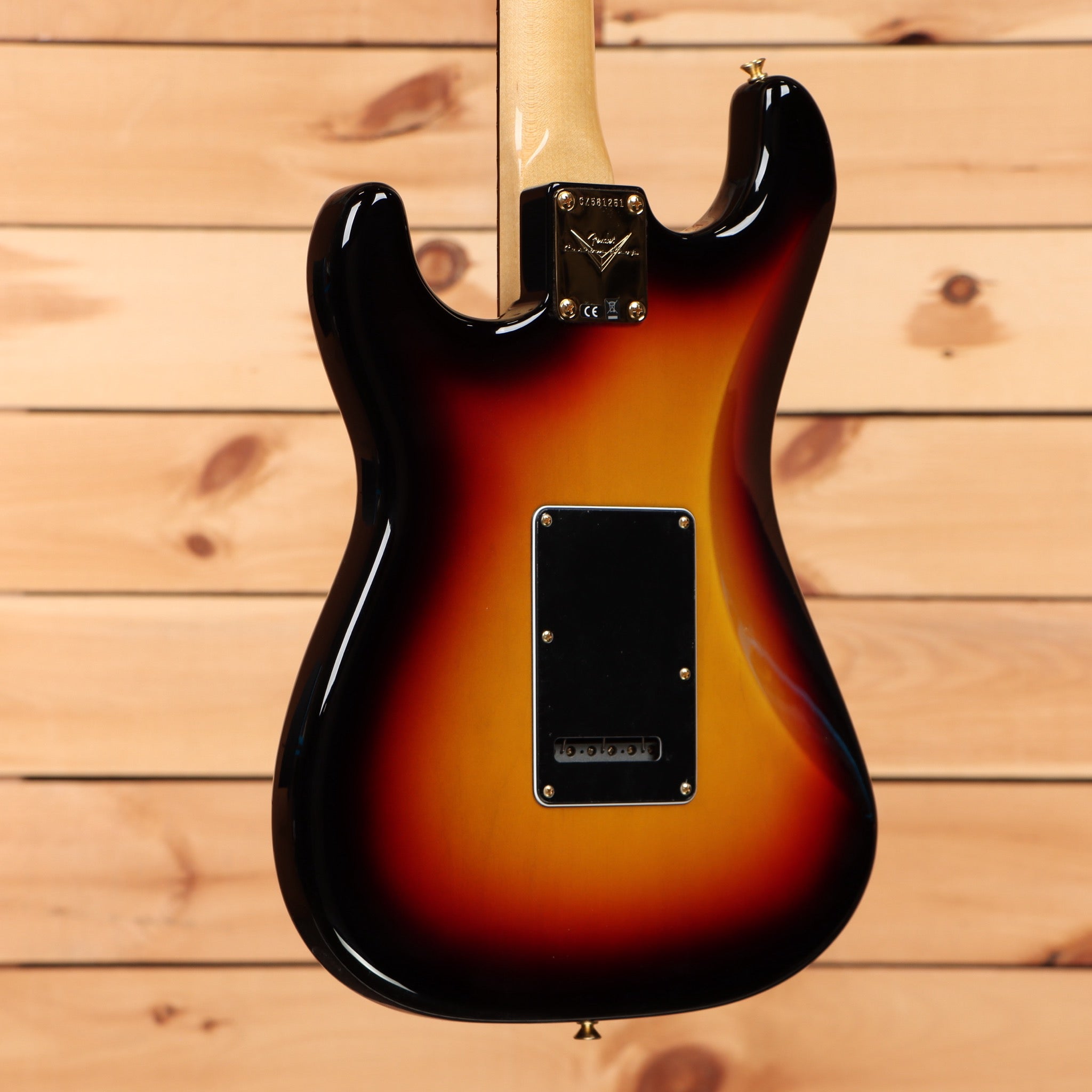 Fender Custom Shop Stevie Ray Vaughan Signature Stratocaster electric guitar 3-Color Sunburst with single-coil pickups