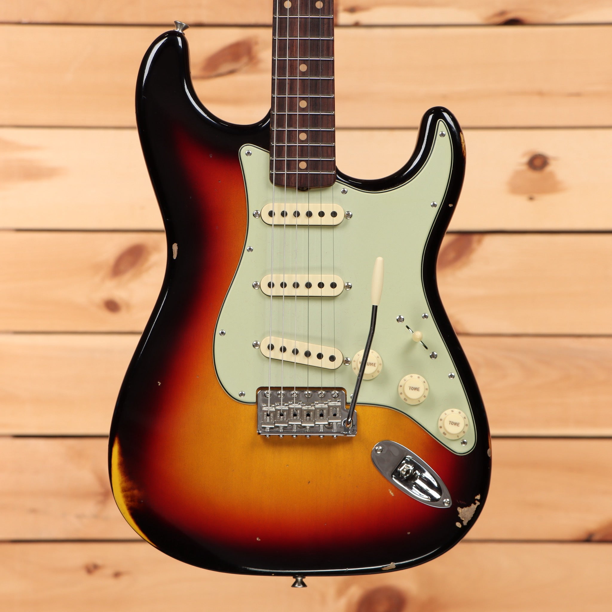 Fender Custom Shop Late 1962 Stratocaster Closet Classic Relic 3-Color Sunburst electric guitar with single-coil pickups