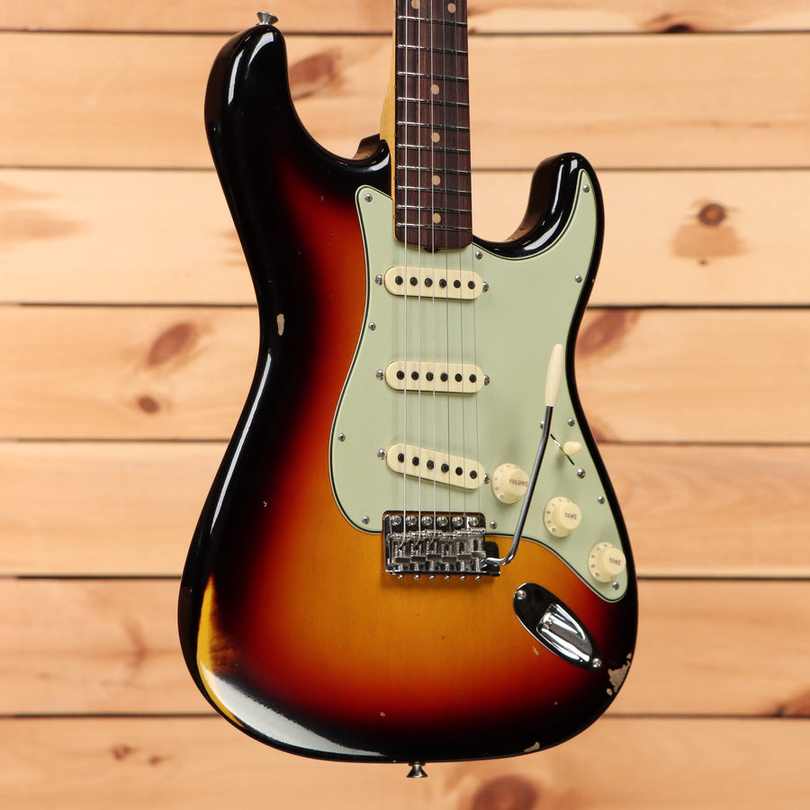 Fender Custom Shop Late 1962 Stratocaster electric guitar 3-Color Sunburst relic with single-coil pickups and tremolo bridge