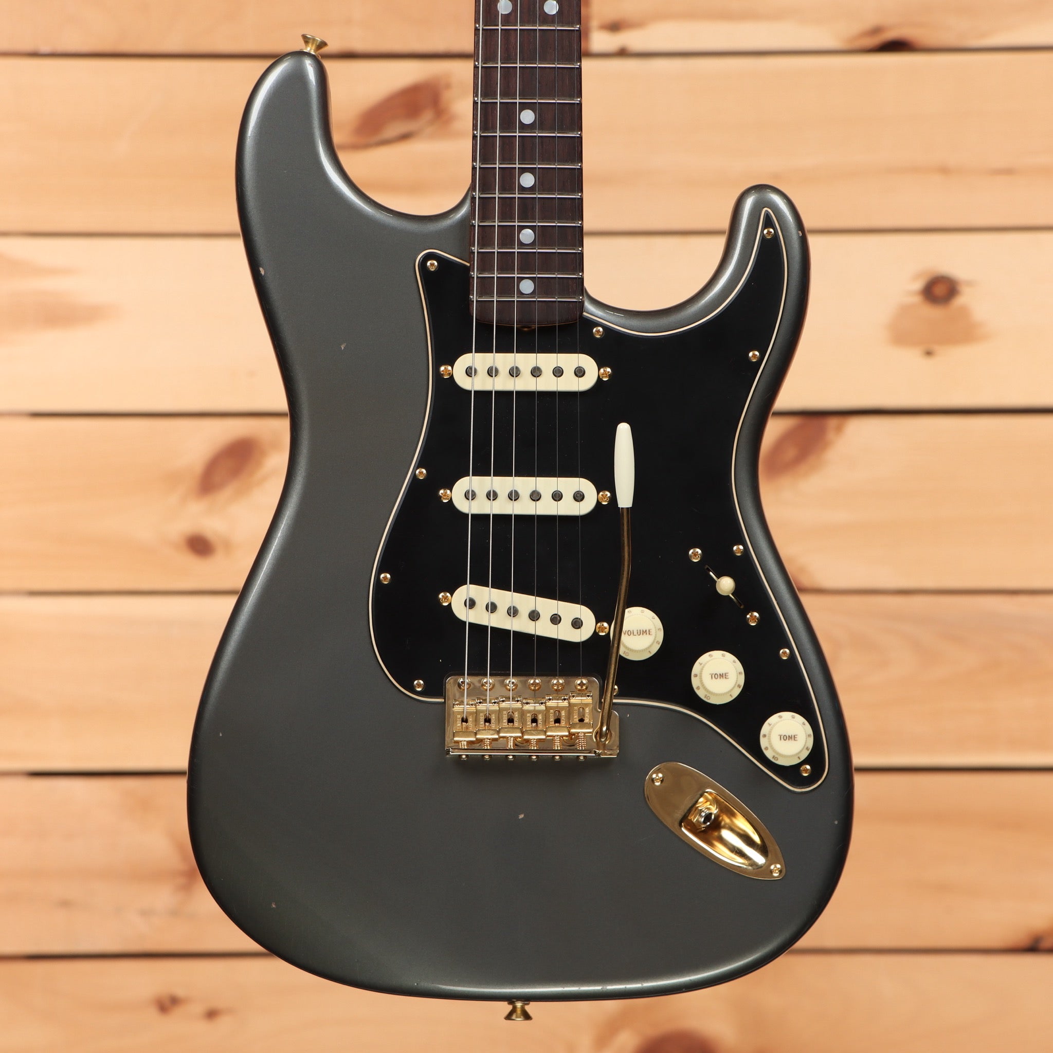 Fender Custom Shop Limited 1965 Dual-Mag Stratocaster Journeyman Relic electric guitar Faded Aged Charcoal Frost Metallic with gold hardware
