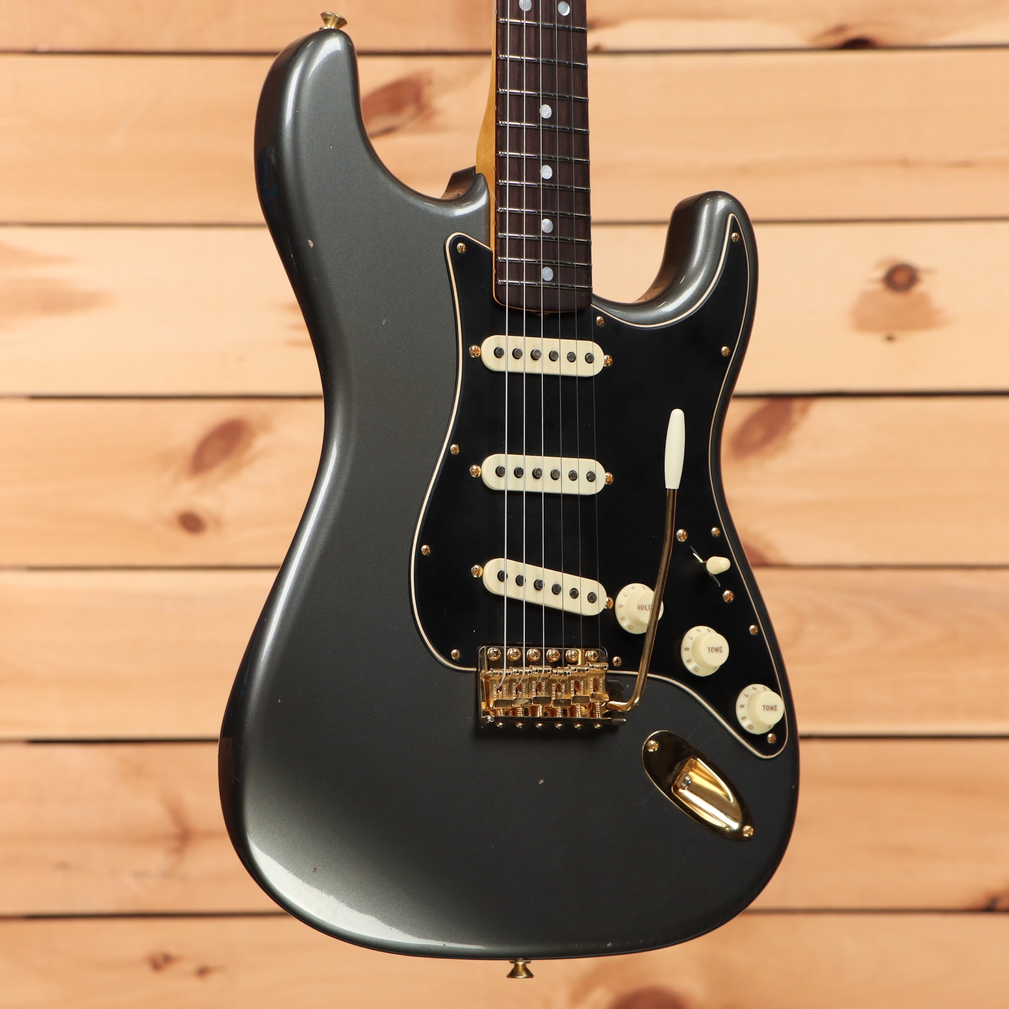 Fender Custom Shop Limited 1965 Dual Mag Stratocaster Journeyman Relic electric guitar Faded Aged Charcoal Frost Metallic with single-coil pickups