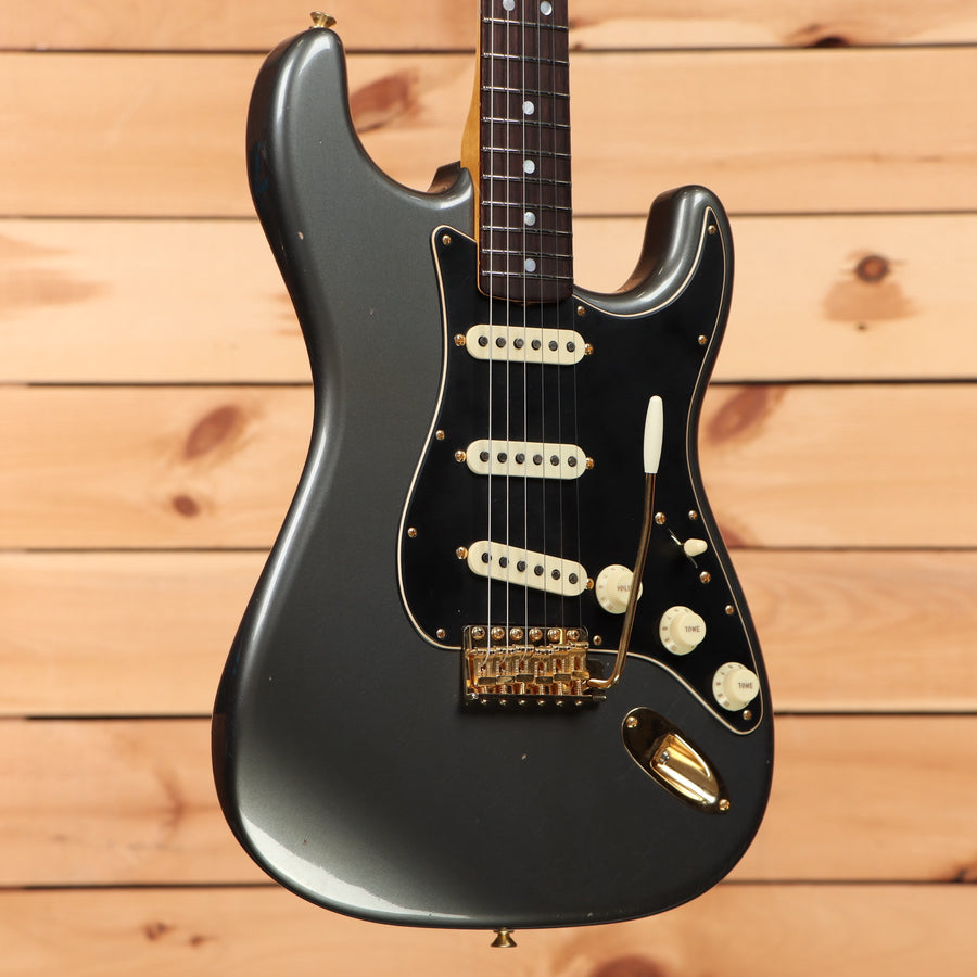 Fender Custom Shop Limited 1965 Dual Mag Stratocaster Journeyman Relic electric guitar Faded Aged Charcoal Frost Metallic with single-coil pickups