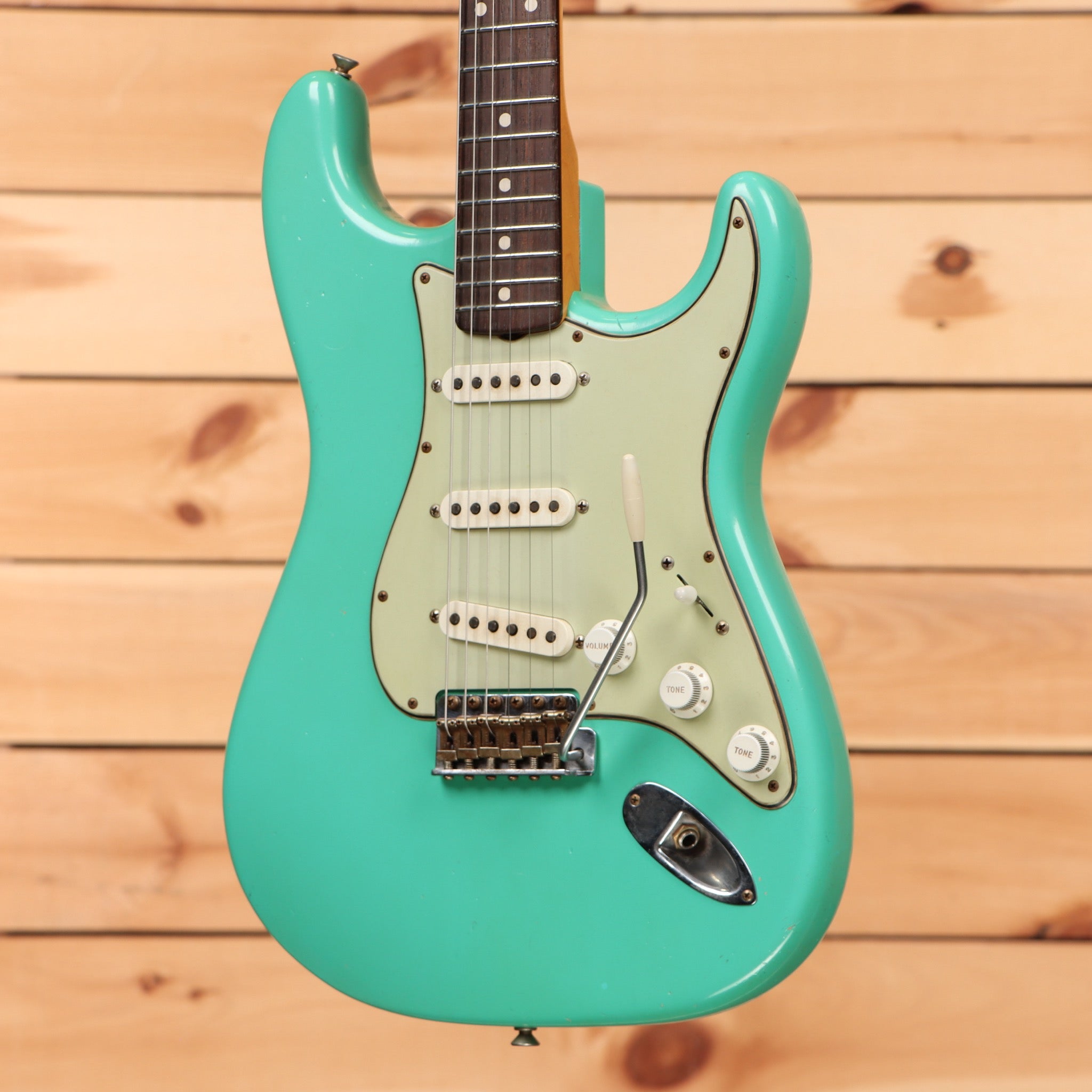 Fender Custom Shop Limited Dennis Galuszka Masterbuilt 1959 Stratocaster Journeyman Relic electric guitar aged Sea Foam Green with single-coil pickups