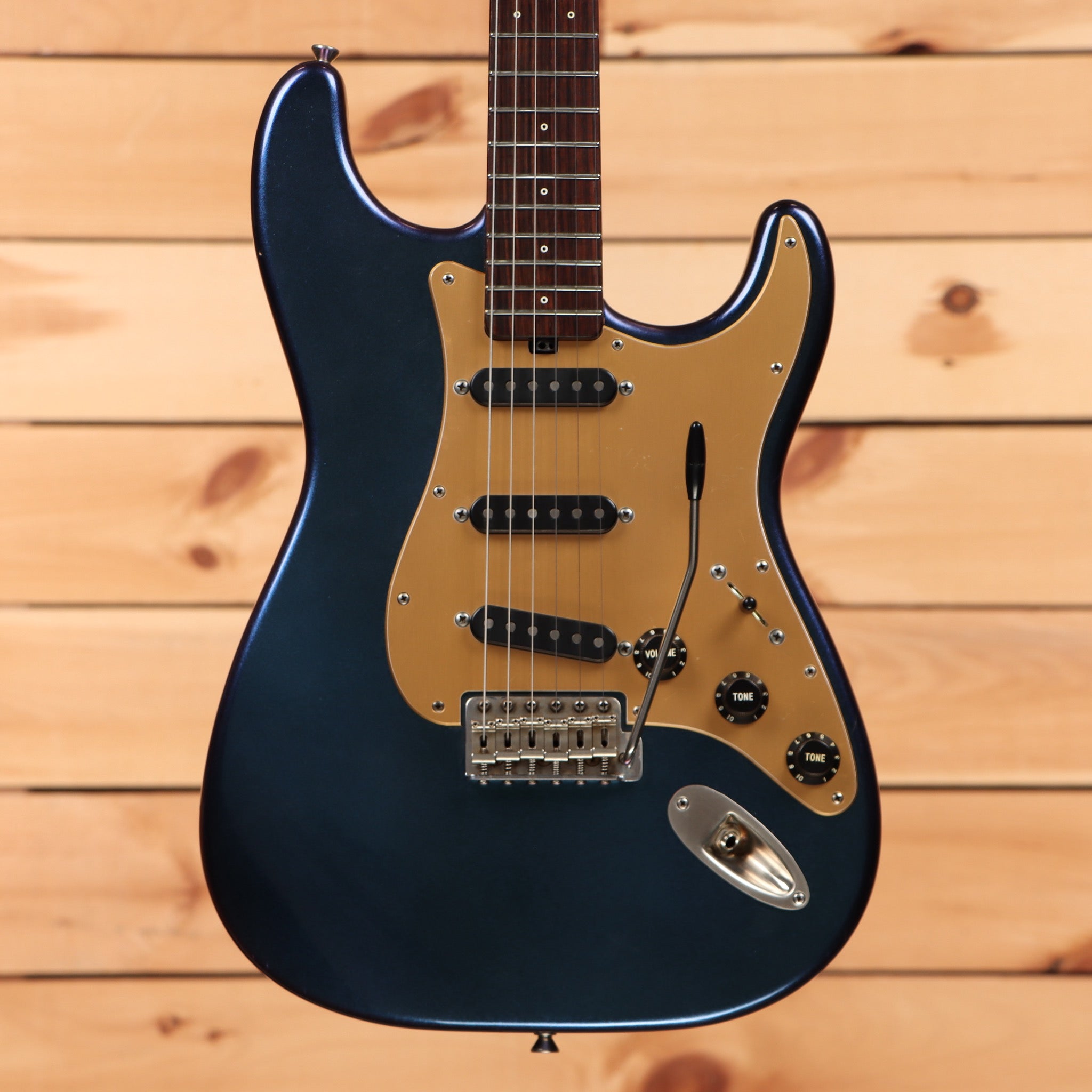 Shabat Lynx Standard Stratocaster electric guitar Cosmic Blue pre-owned with gold pickguard