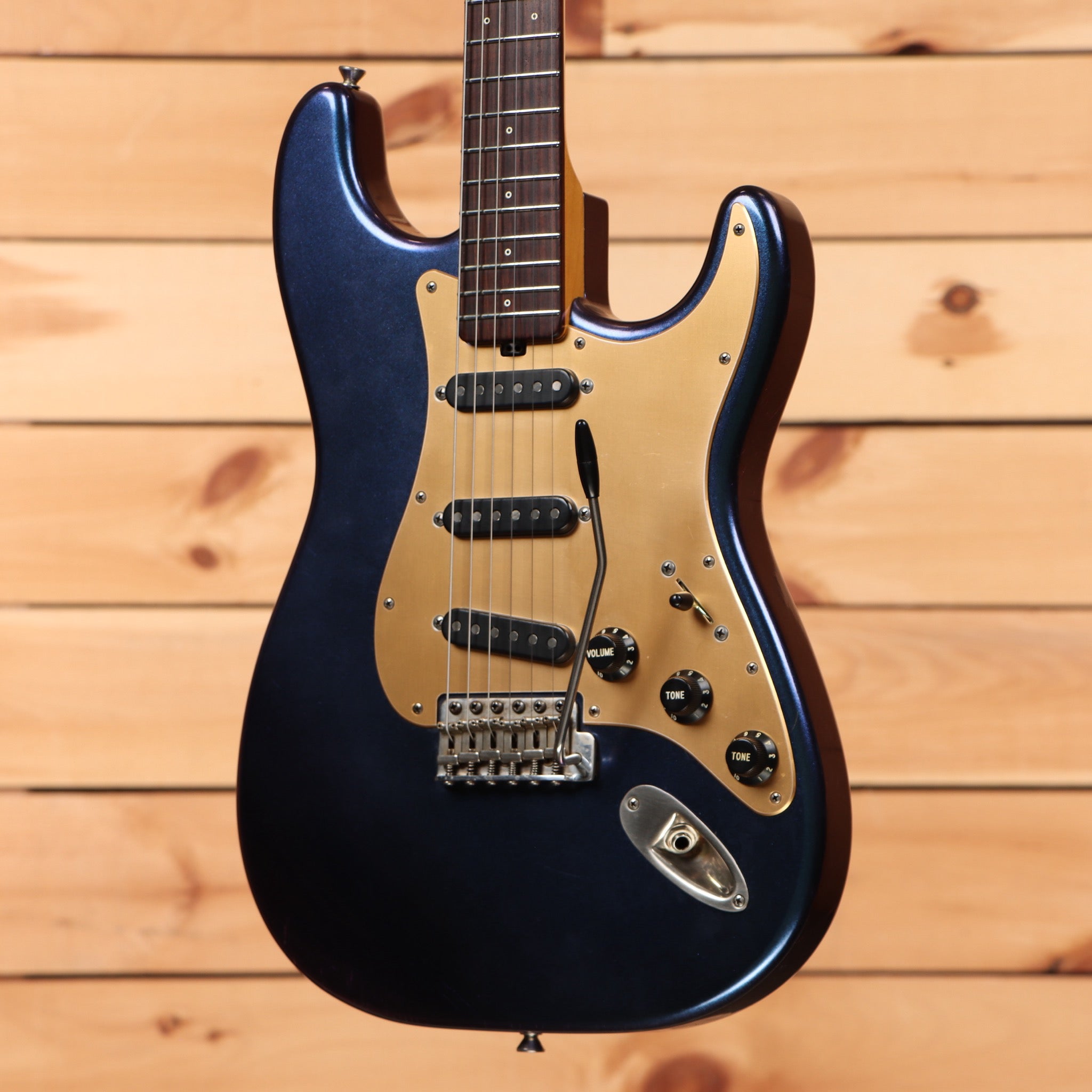 Shabat Lynx Standard electric guitar Cosmic Blue Colorshifting pre-owned with three single-coil pickups