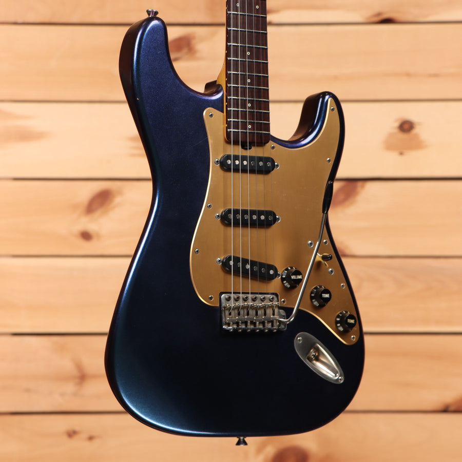 Shabat Lynx Standard electric guitar Cosmic Blue colorshifting pre-owned with three single-coil pickups and tremolo bridge