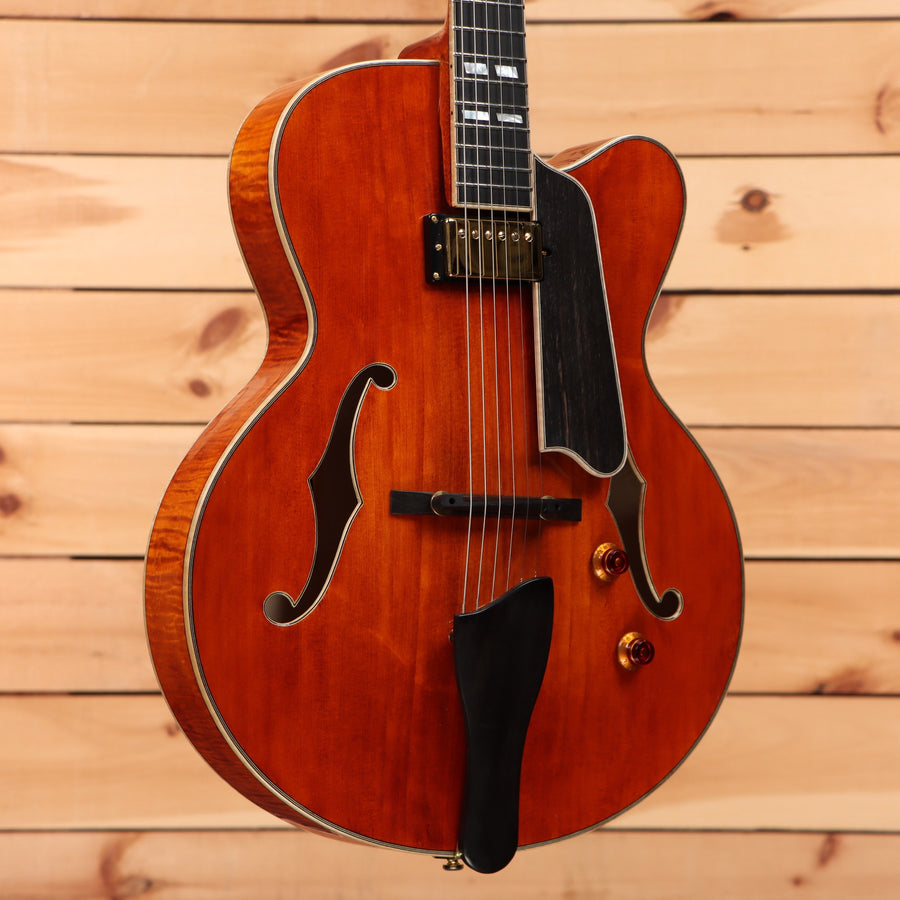 Eastman AR580CEH semi-hollow electric guitar honeyburst with f-holes and gold hardware