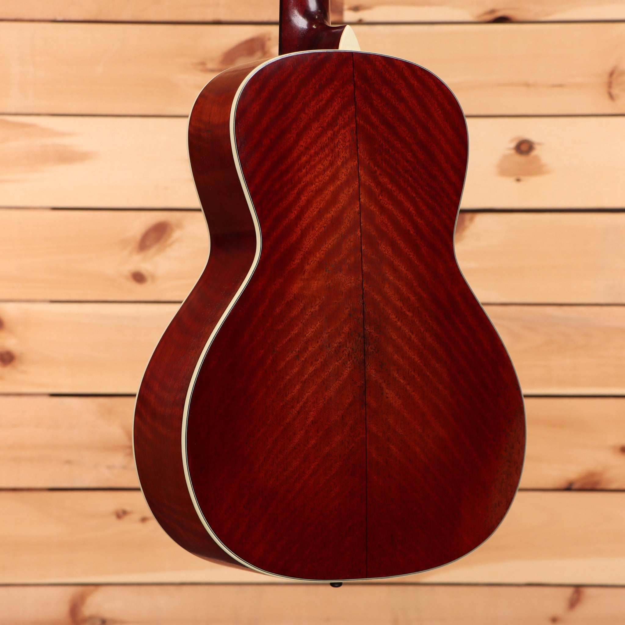 Eastman E10OO SSV classic acoustic guitar antique finish with striped spruce top and mahogany back