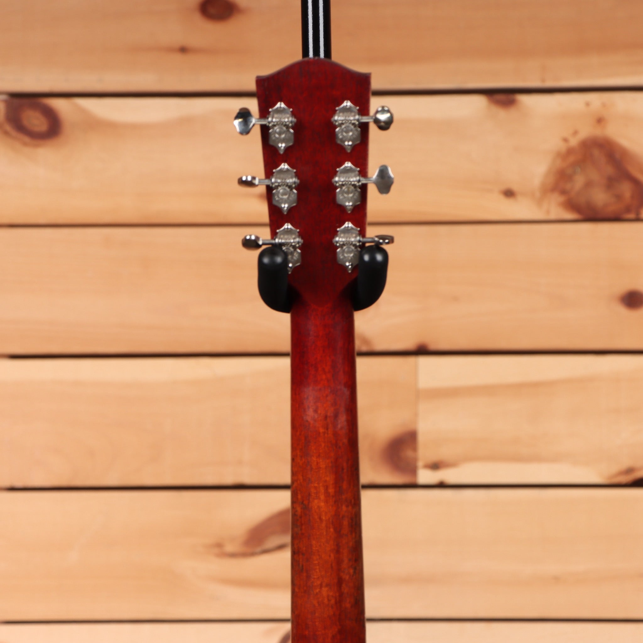 Eastman E10OO SSV antique classic acoustic guitar with vintage tuning machines and black endpin
