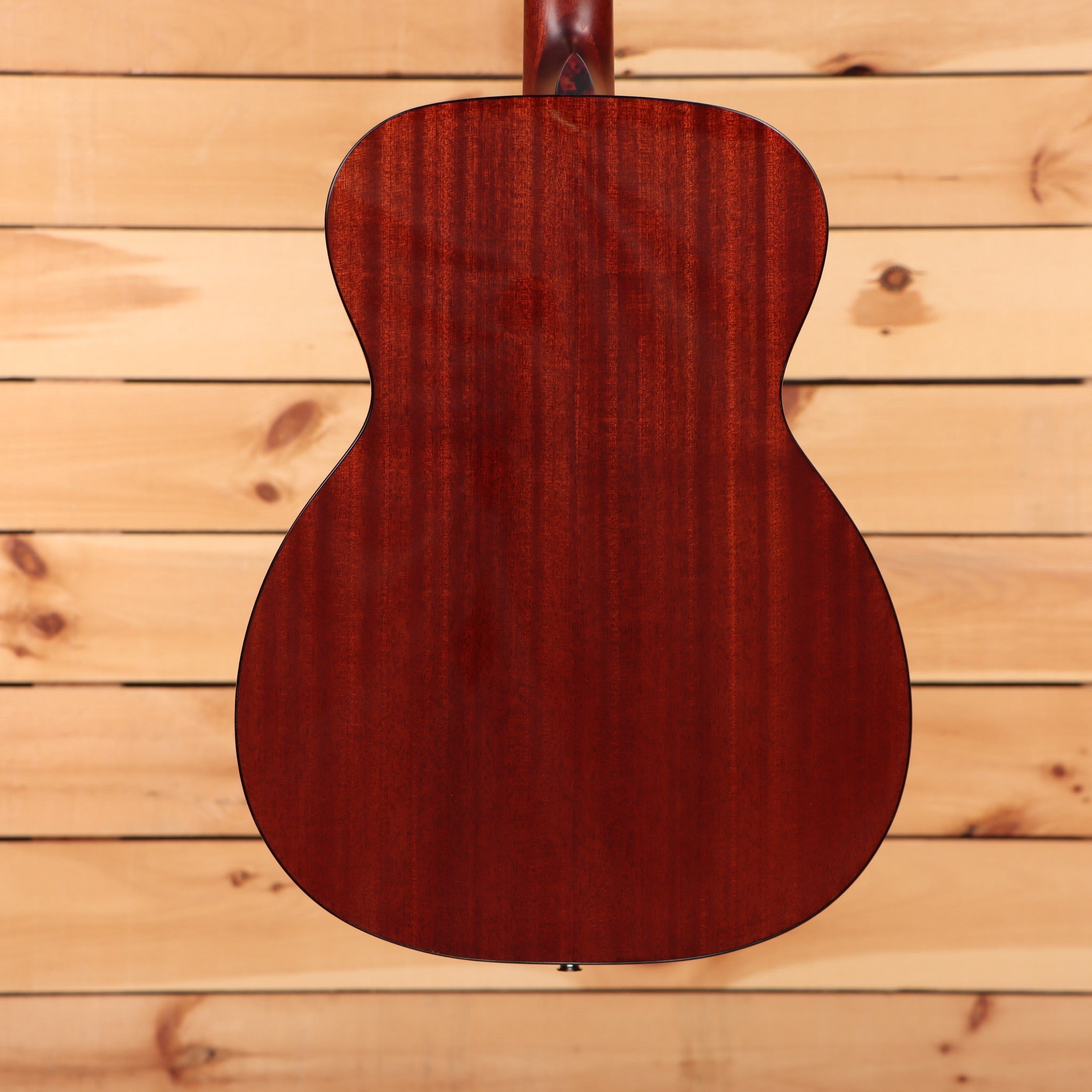 Eastman E2OM Deluxe acoustic guitar dreadnought sunburst finish with mahogany back