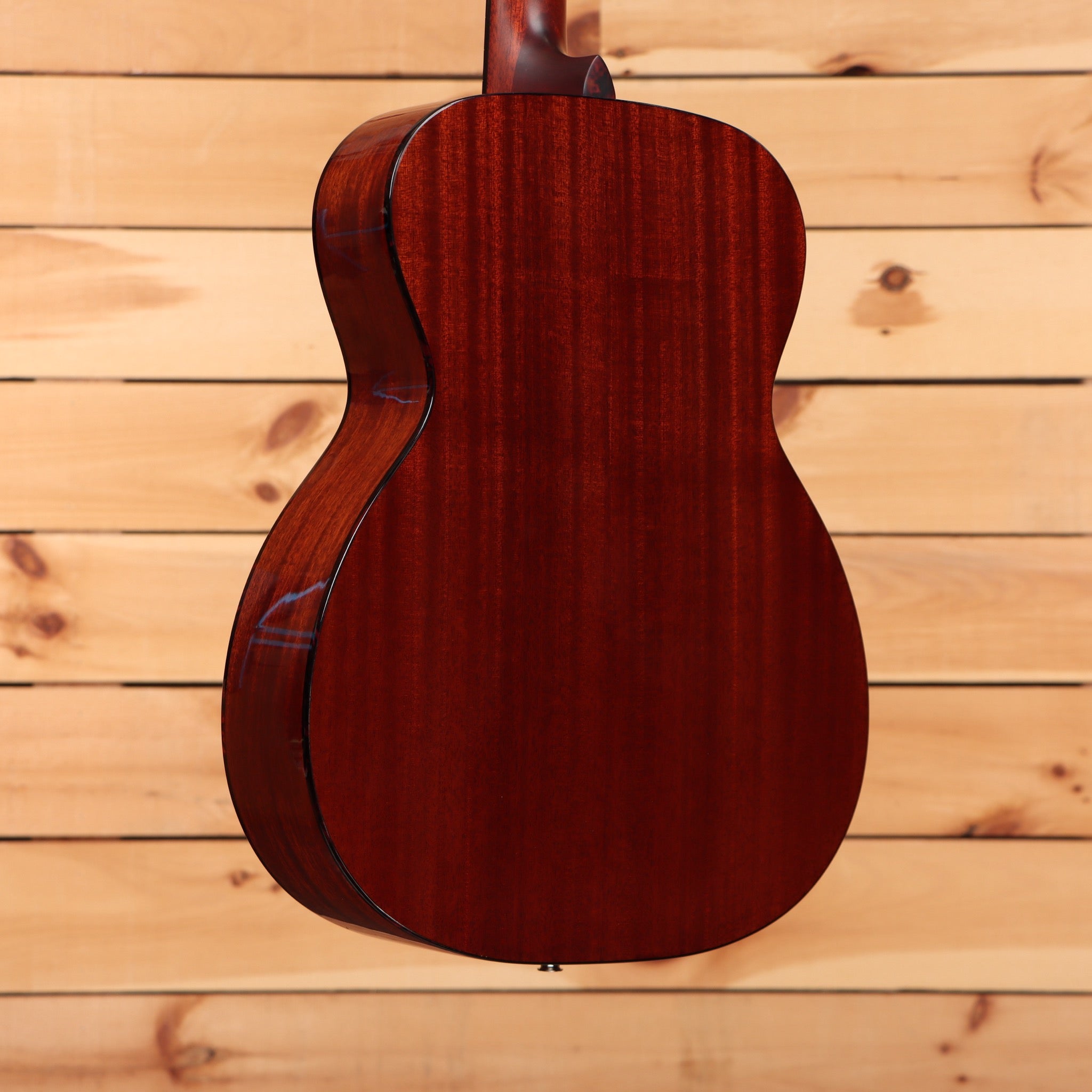 Eastman E2OM Deluxe acoustic guitar sunburst finish dreadnought body