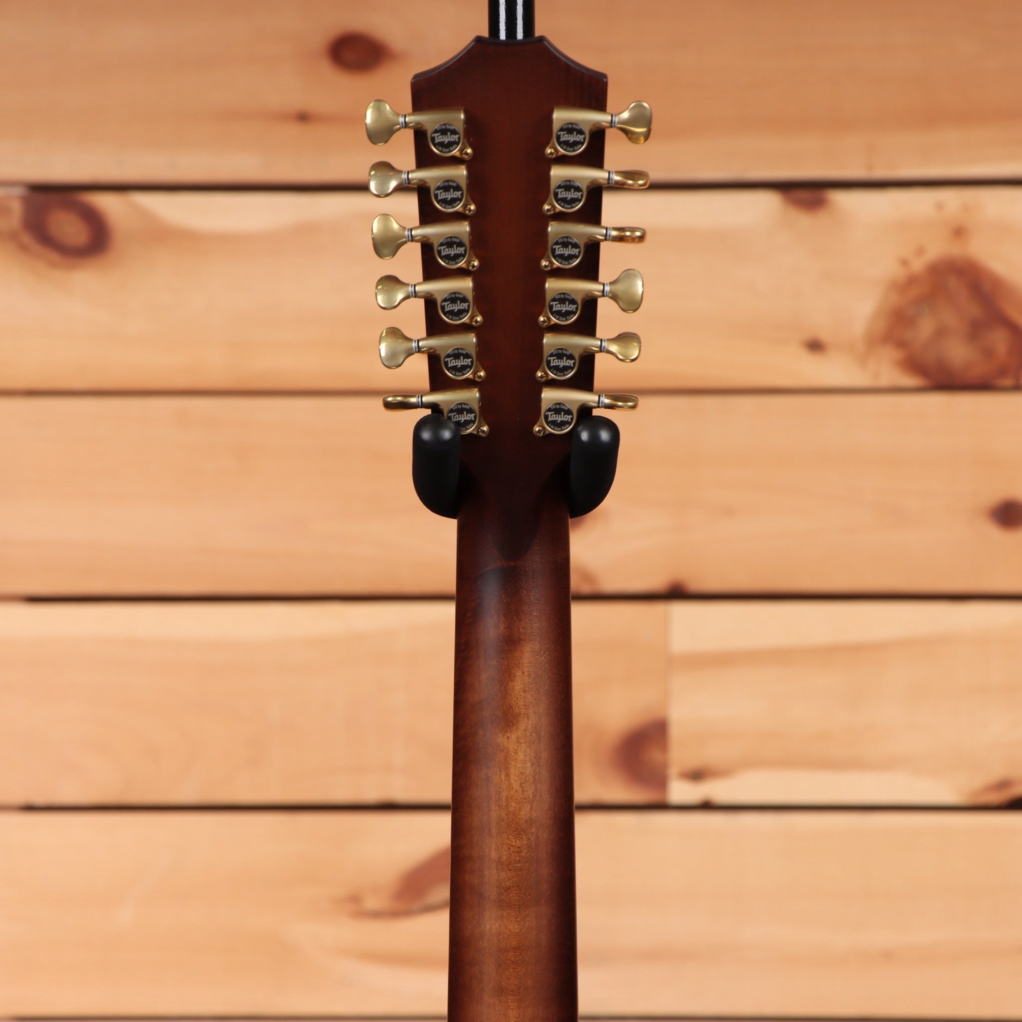 Taylor Builders Edition 652ce Grand Concert acoustic-electric guitar natural finish with gold tuning machines
