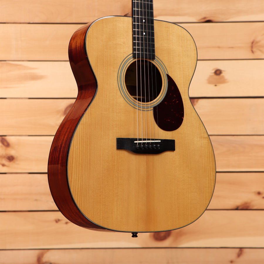 Eastman E10OMtc dreadnought acoustic guitar natural finish pre-owned with solid spruce top