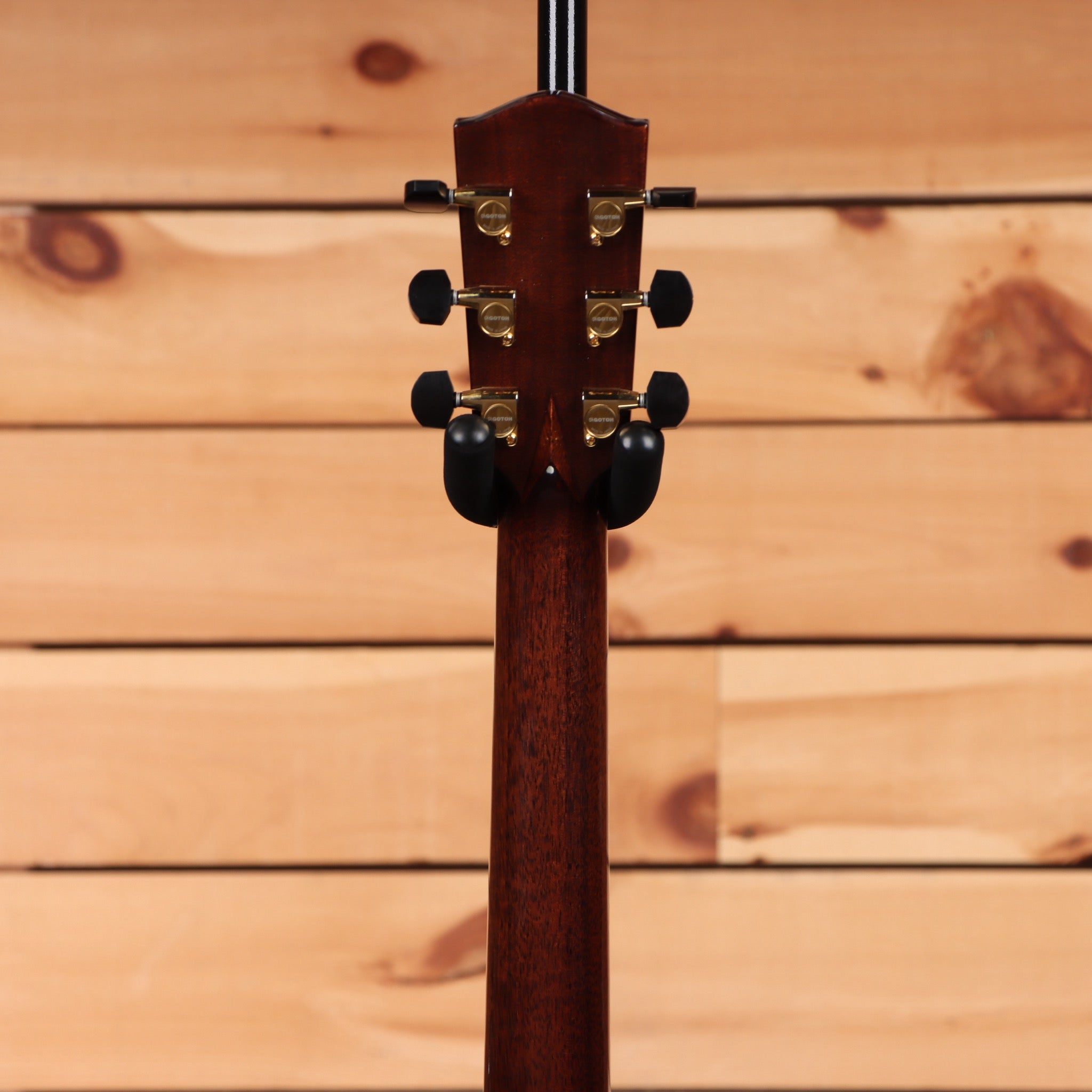 Eastman AC822CE acoustic guitar natural finish with gold hardware and black tuning pegs