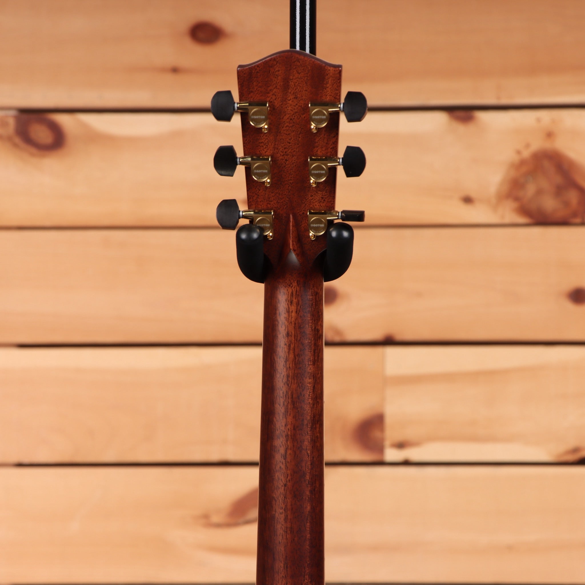 Eastman AC822CE acoustic guitar natural finish with gold tuning machines