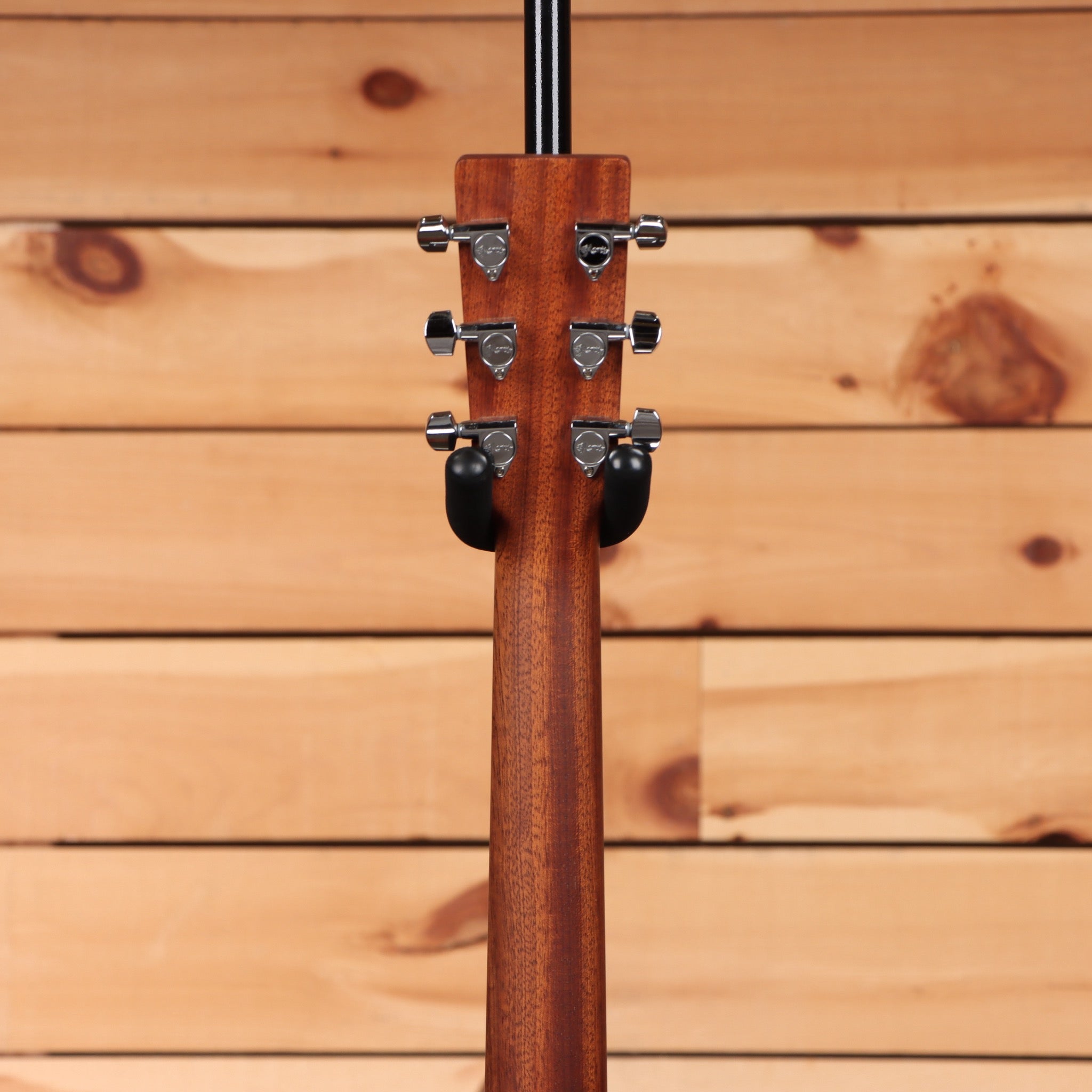 Martin 00010e Road Series pre-owned acoustic guitar natural finish with chrome tuning machines