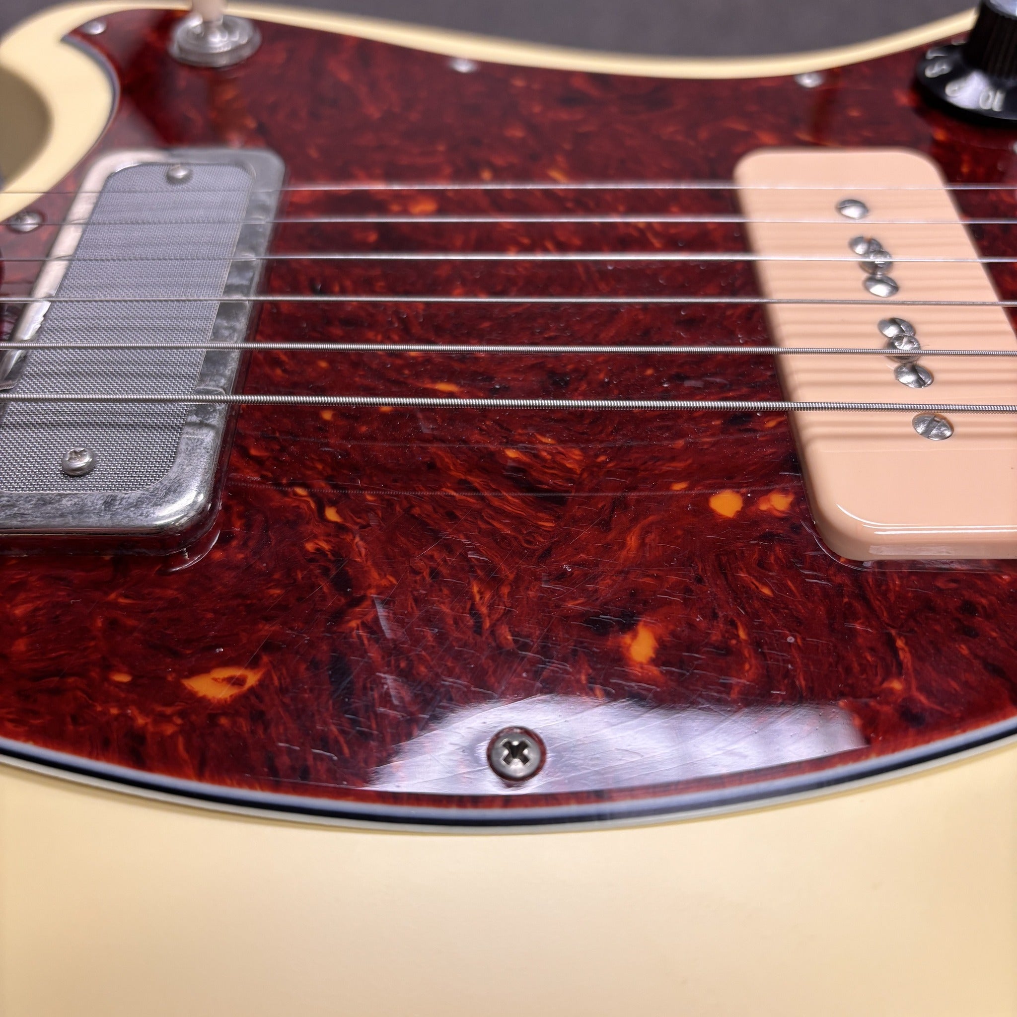 Treetone Stella electric guitar Vintage White with tortoiseshell pickguard and mixed single-coil and humbucker pickups