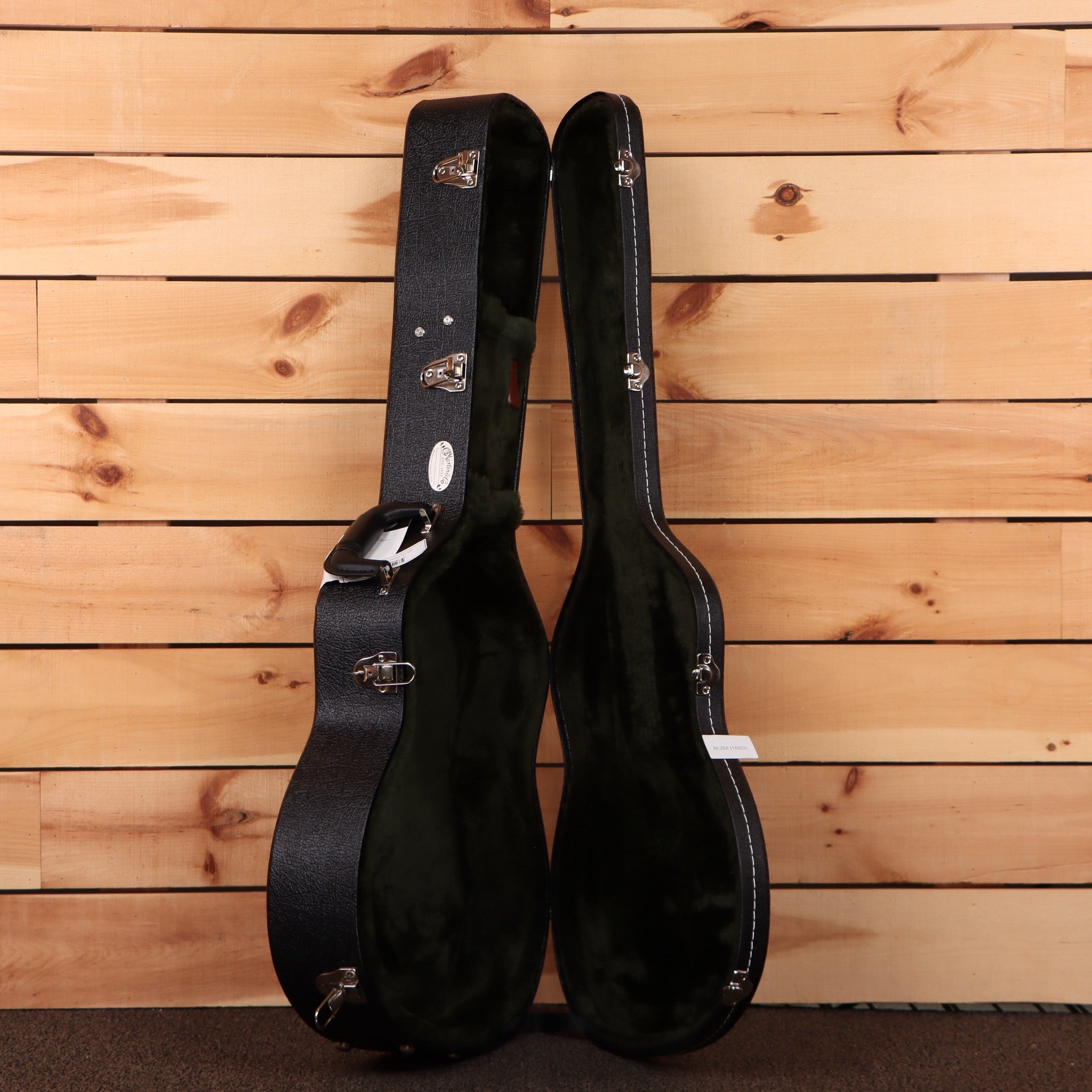 Martin 00-18 dreadnought acoustic guitar case aging toner black tweed exterior