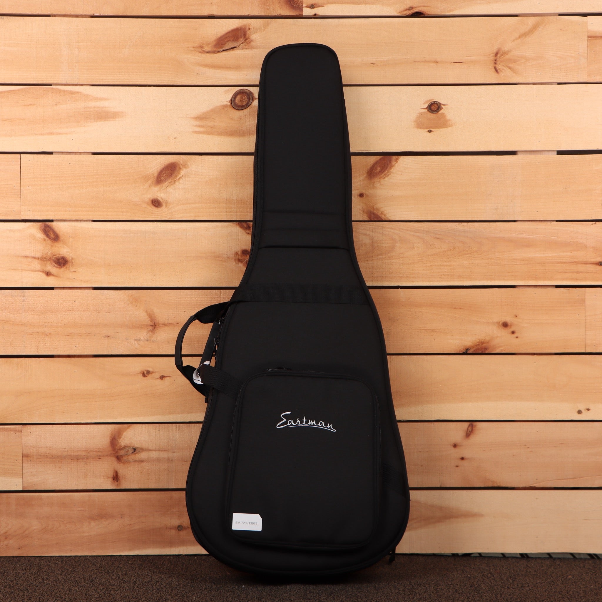 Eastman E1D Deluxe acoustic guitar gig bag black with padded protection