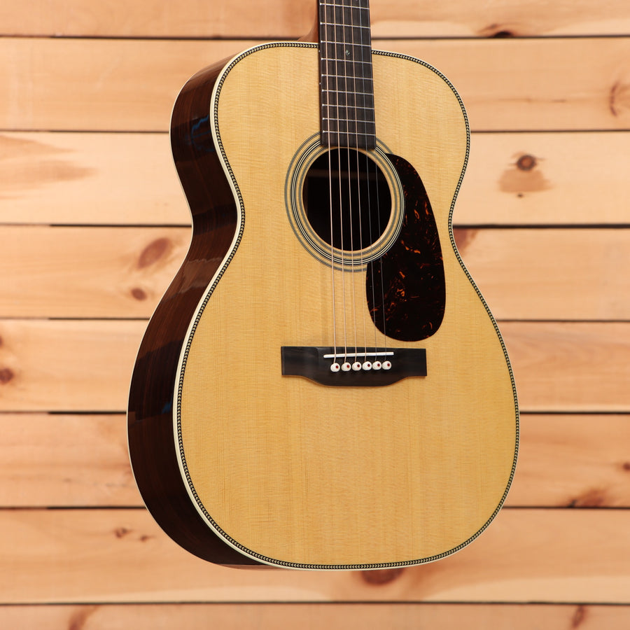 Martin 0028 dreadnought acoustic guitar natural finish with tortoiseshell pickguard