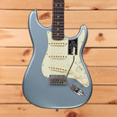 Fender American Ultra Luxe Vintage 60s Stratocaster electric guitar Ice Blue Metallic with single-coil pickups