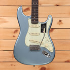 Fender American Ultra Luxe Vintage 60s Stratocaster electric guitar Ice Blue Metallic with single-coil pickups