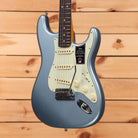 Fender American Ultra Luxe Vintage 60s Stratocaster electric guitar Ice Blue Metallic with single-coil pickups