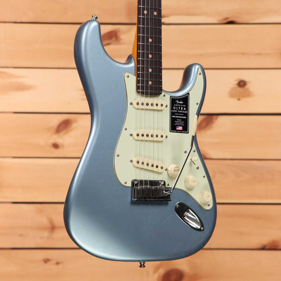 Fender American Ultra Luxe Vintage 60s Stratocaster electric guitar Ice Blue Metallic with single-coil pickups