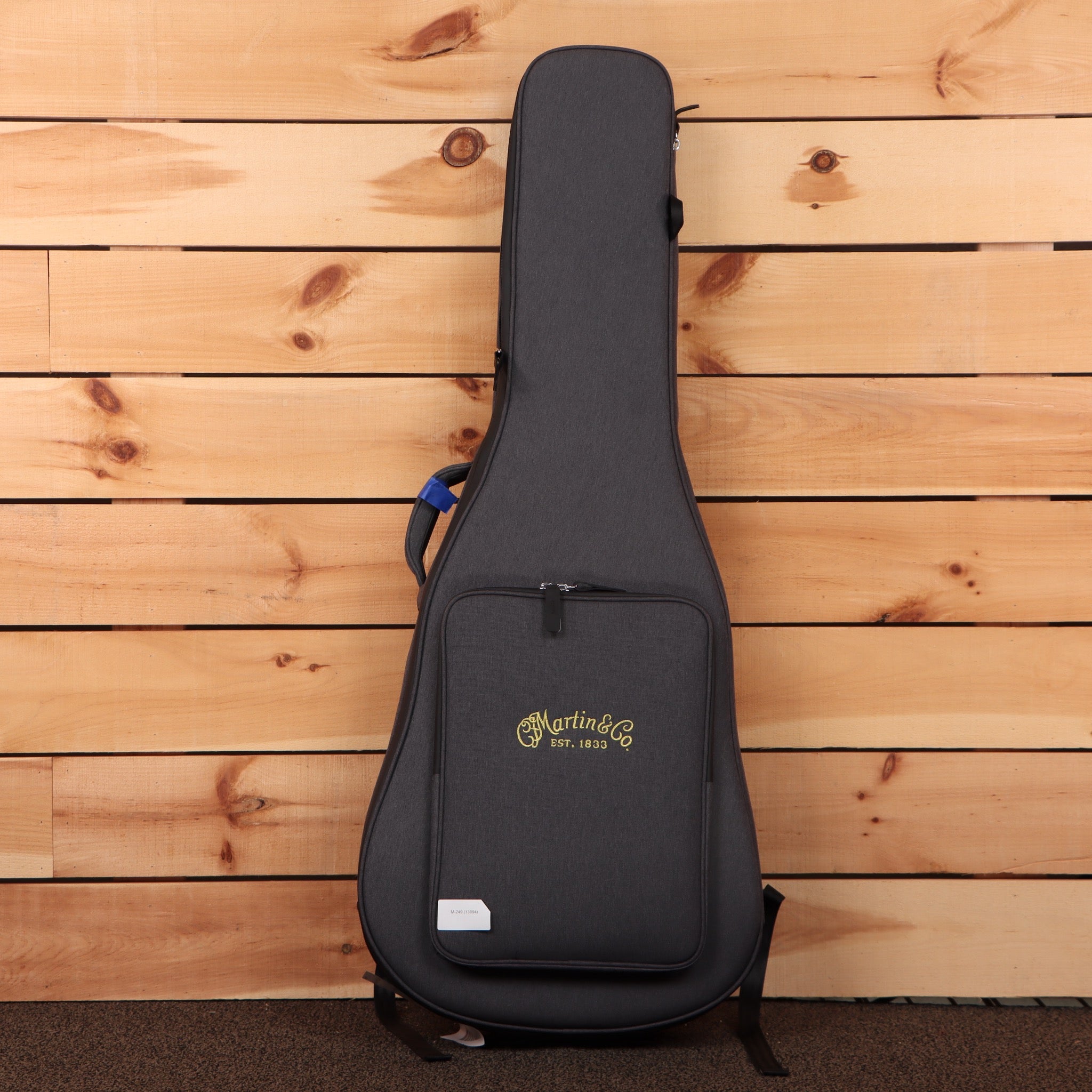 Martin 00010e Road Series pre-owned acoustic guitar gig bag black with gold logo