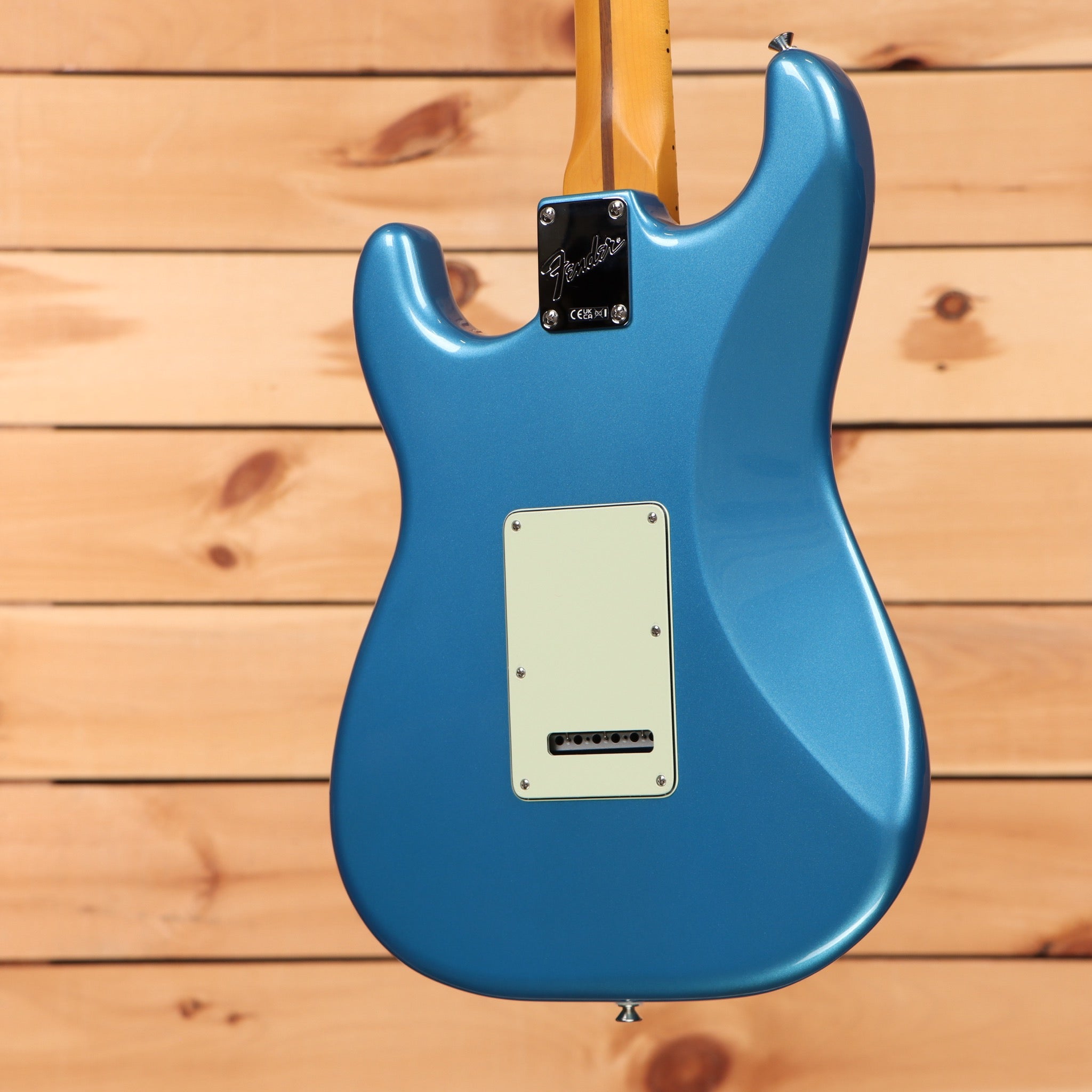 Fender American Professional Classic Stratocaster electric guitar Faded Lake Placid Blue with single-coil pickup