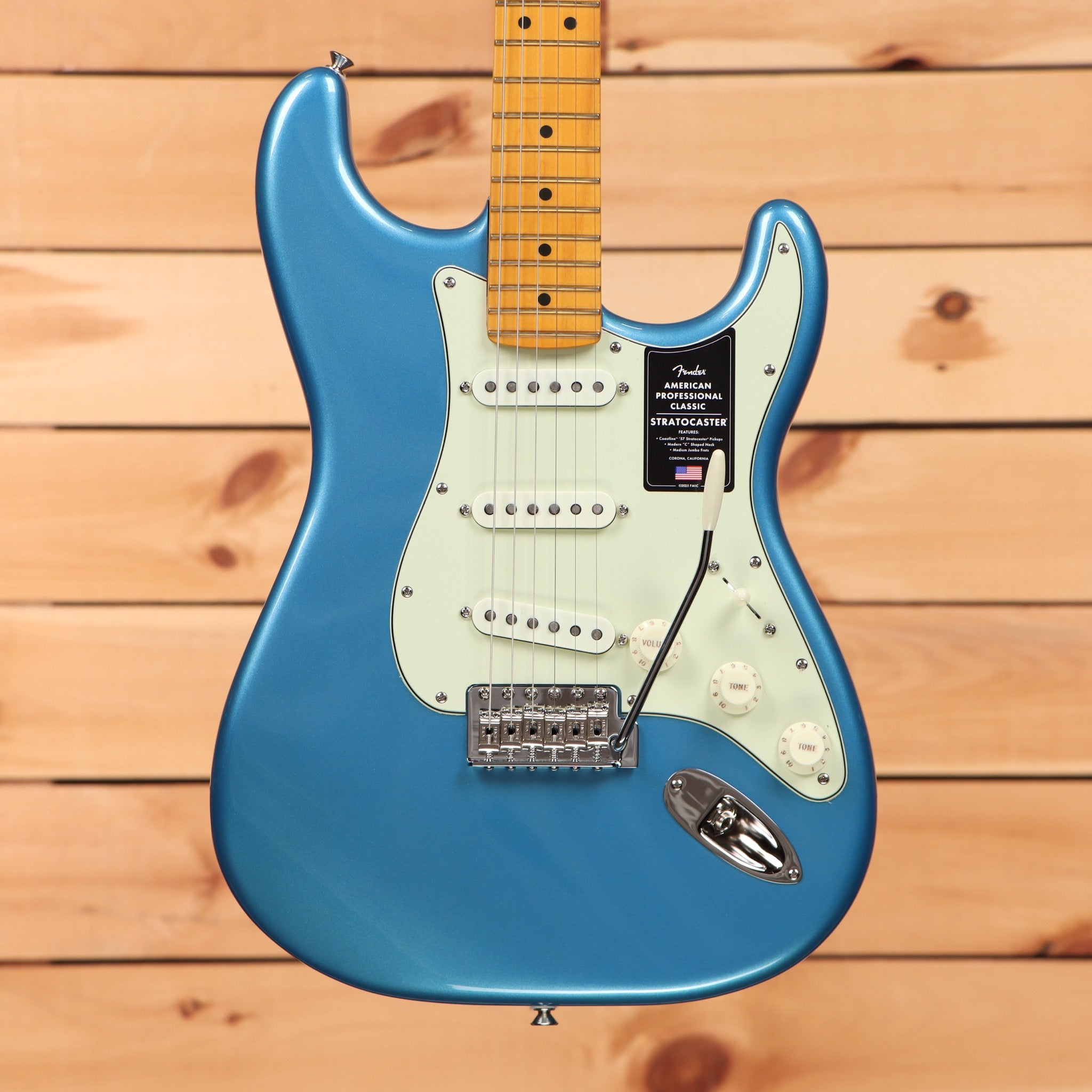 Fender American Professional Classic Stratocaster electric guitar Faded Lake Placid Blue with maple neck and single-coil pickups
